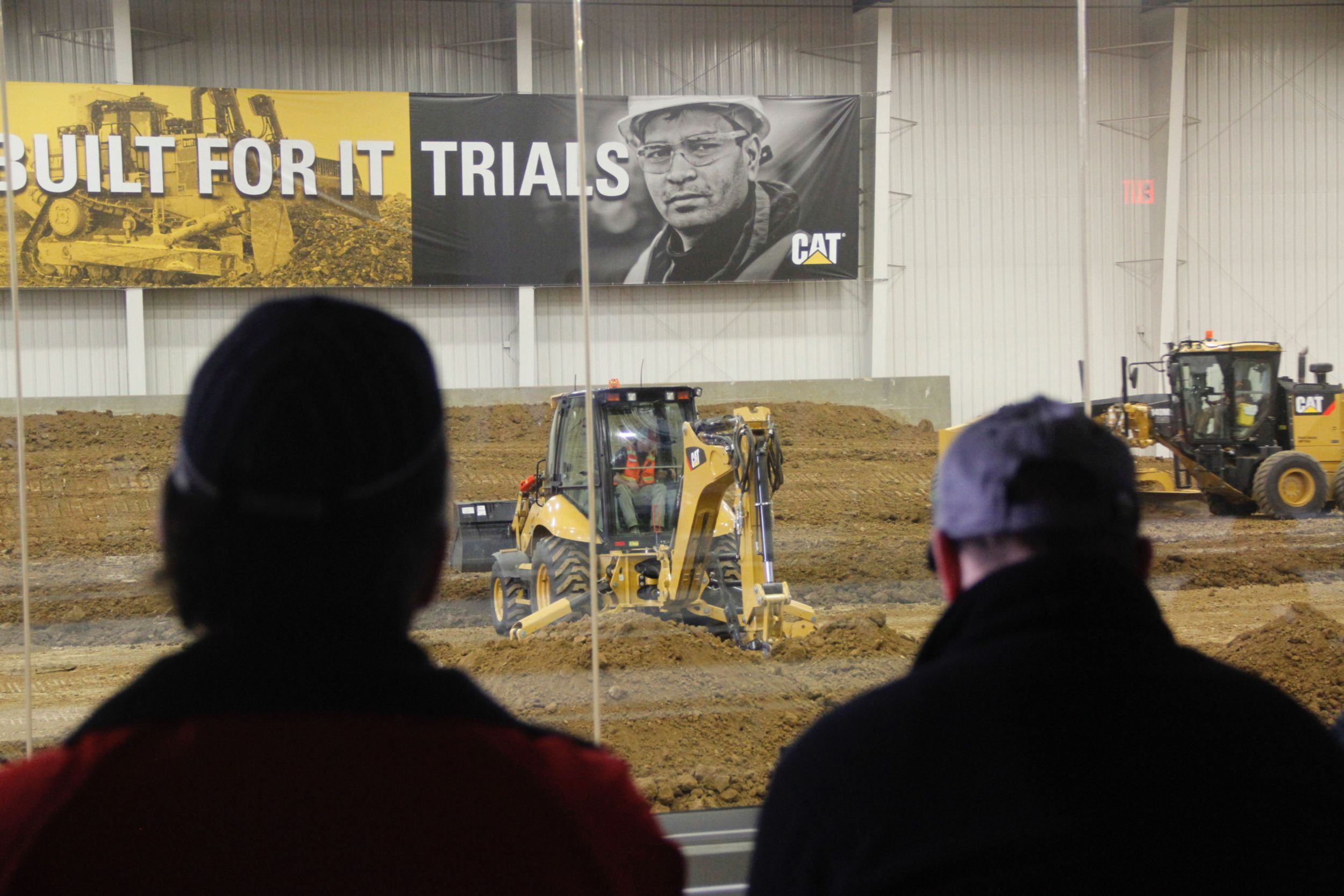 операторы, занимающиеся демонстрацией