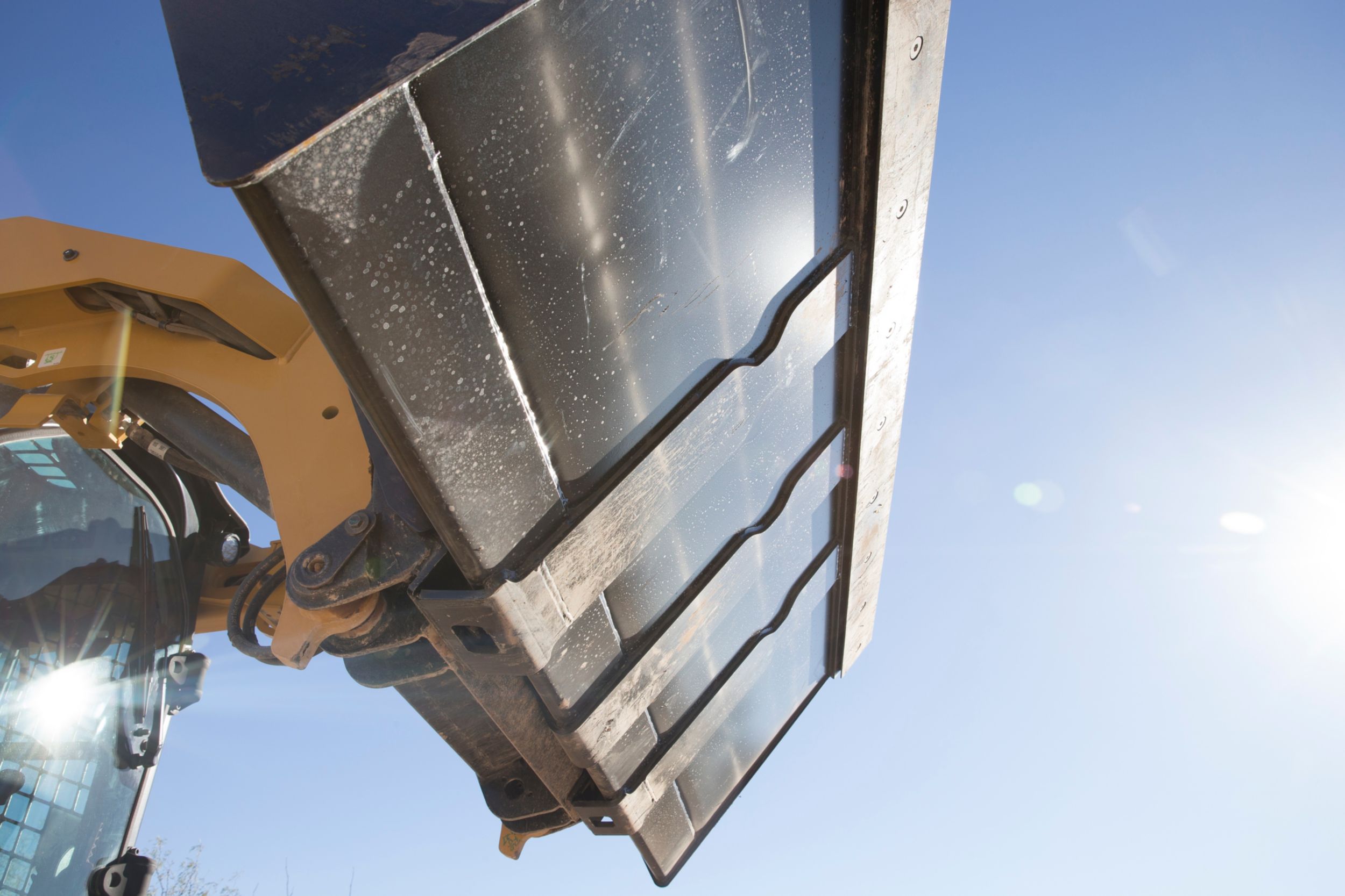 Опорные пластины по всей длине ковша