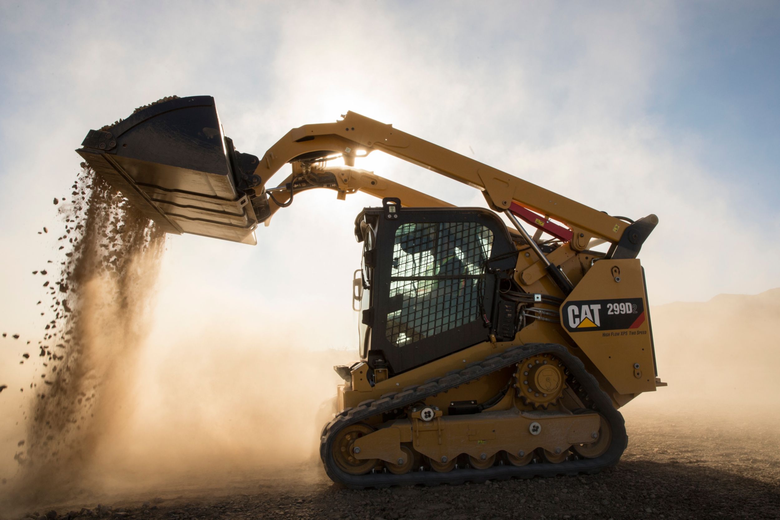 Chargeuse à chaînes compacte 299D2 Cat® avec godet industriel au travail