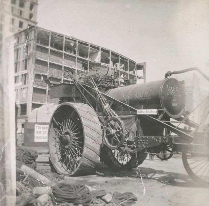 1906 年震后重建期间 Best 188 号蒸汽拖拉机在工作中