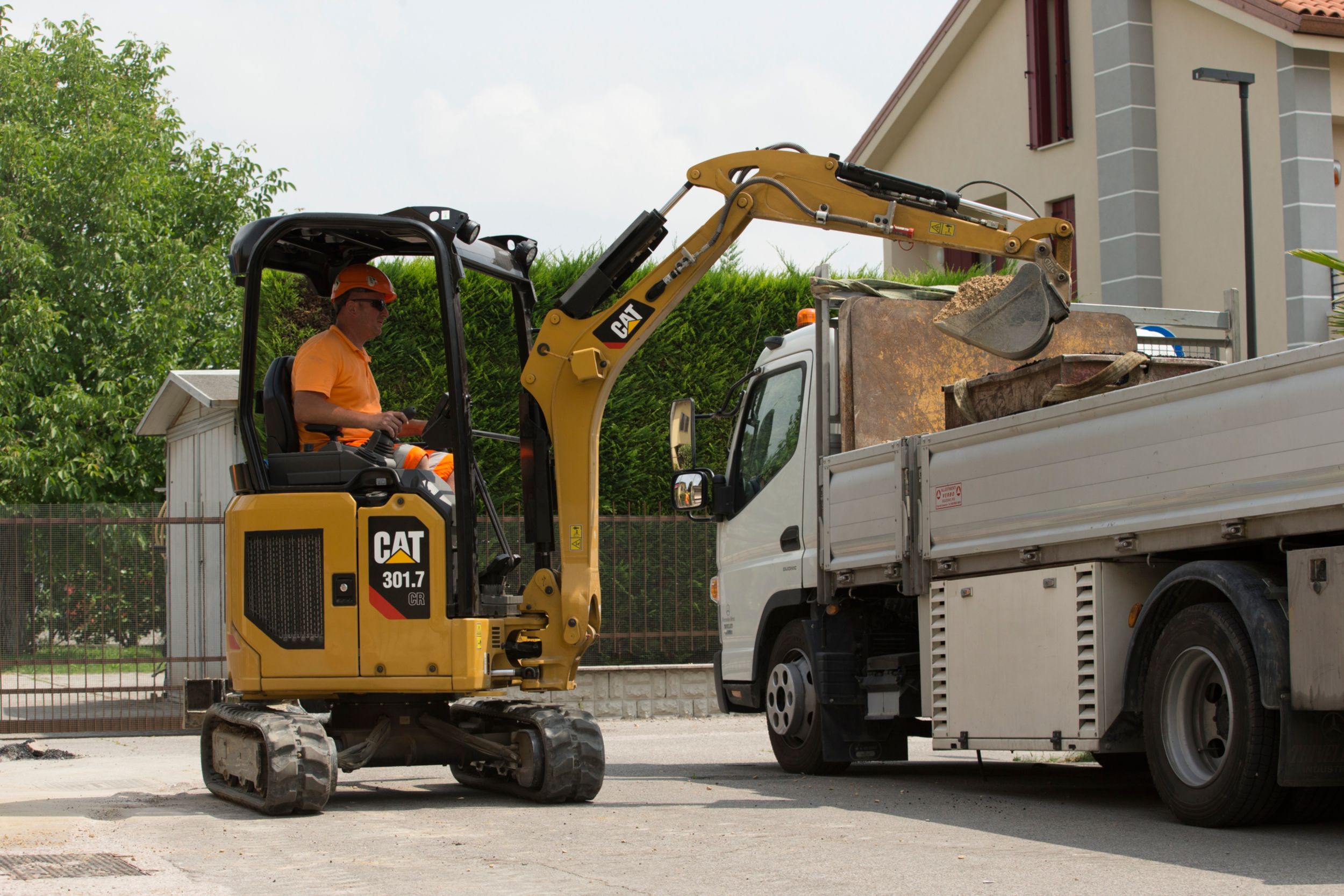 operatore in un escavatore