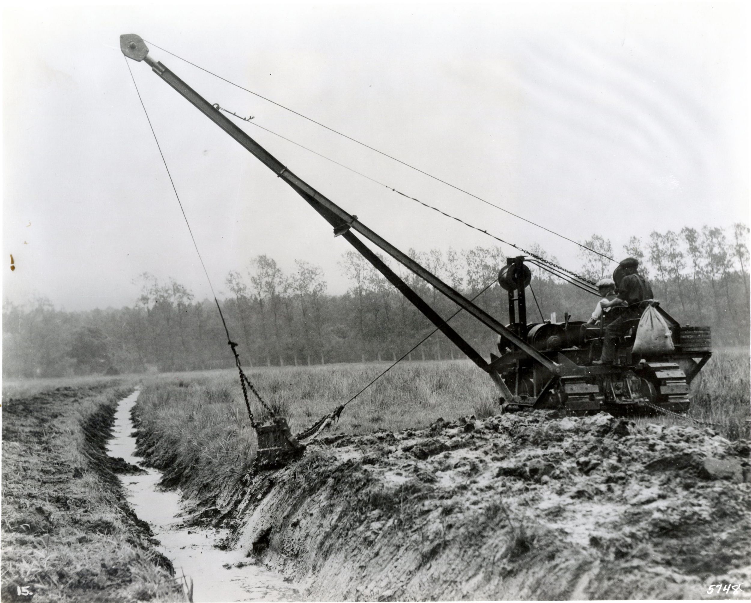 Trator Caterpillar Twenty-Five e Máquina de Aterramento toda em aço King's Lynn, North Norfolk, Inglaterra, Reino Unido