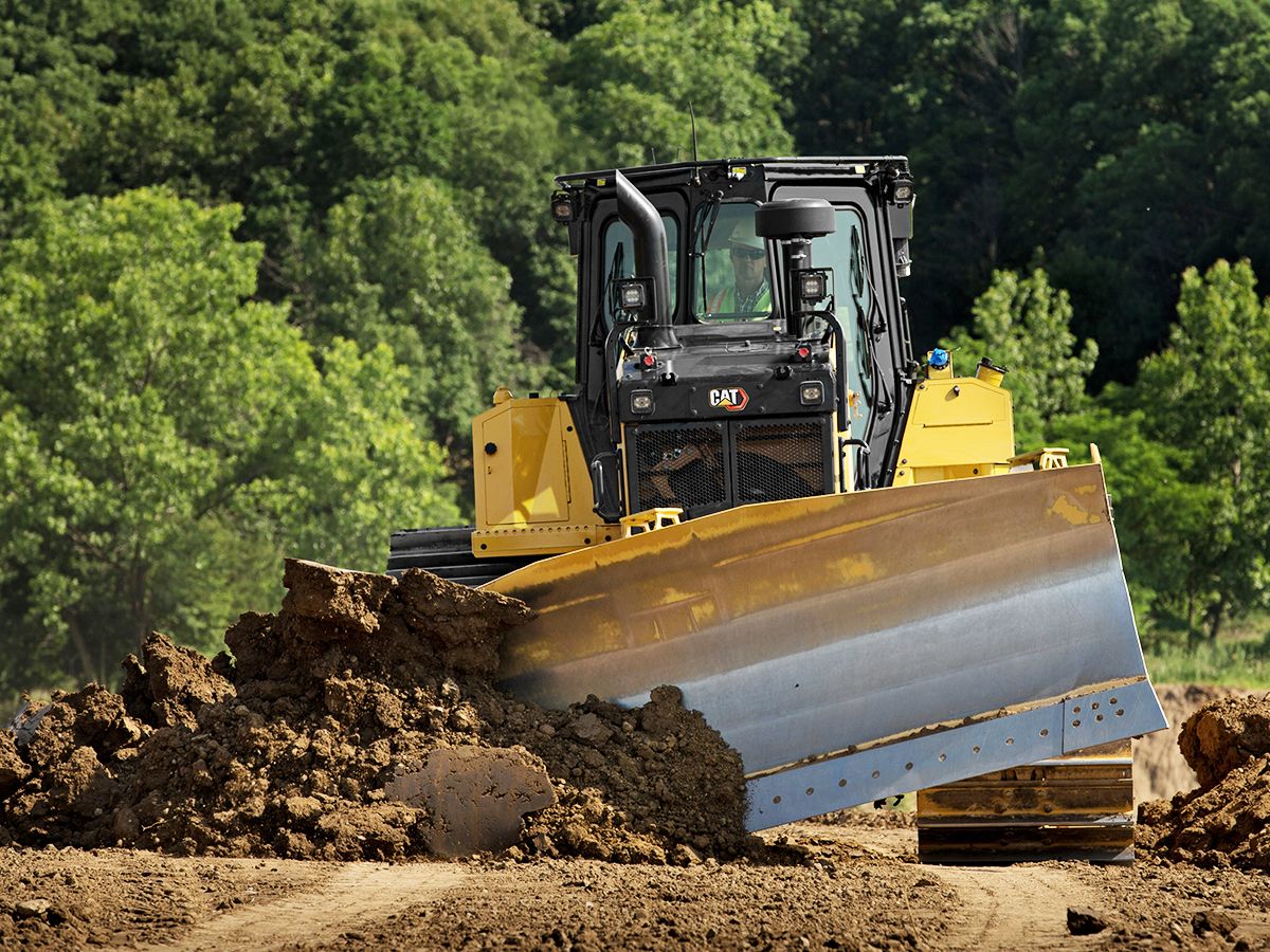 De D6 dozer met VPAT-blad maakt het uitgraven van sloten gemakkelijk