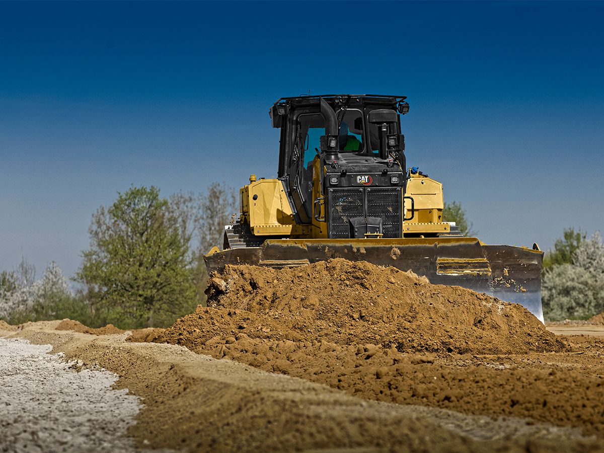 D6 dozer nivelleert gerecycleerd sloopmateriaal om een fundering te maken