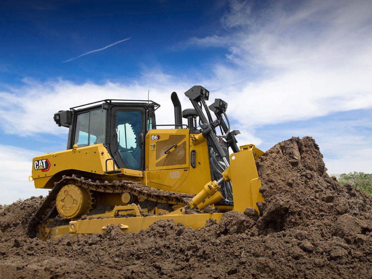 Un tracteur D6 poussant des débris