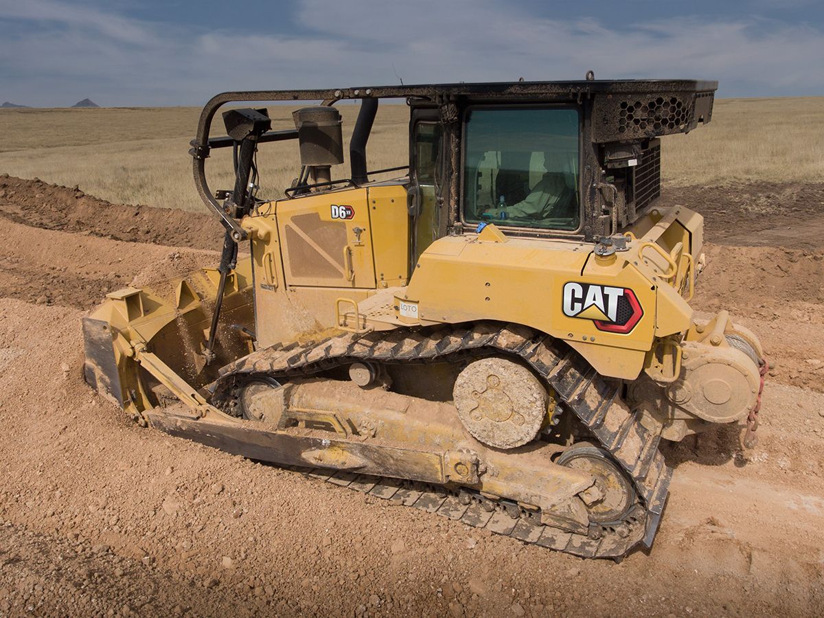 Le bulldozer D6 XE à entraînement électrique est équipé d'un treuil pour les opérations pétrolières