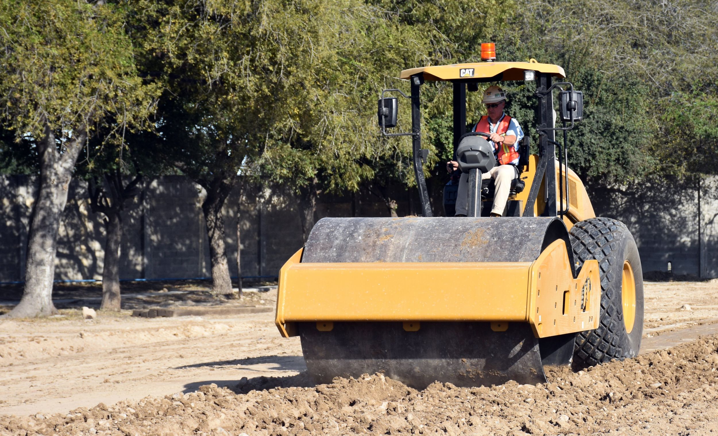 COMPACTADOR DE TIERRA VIBRATORIO CS10 GC