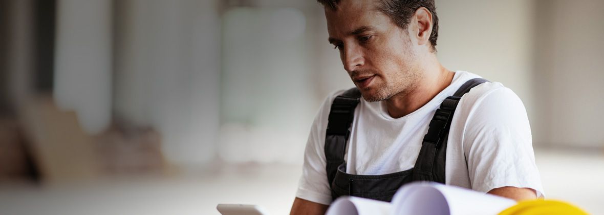 Photo d'un constructeur utilisant une tablette