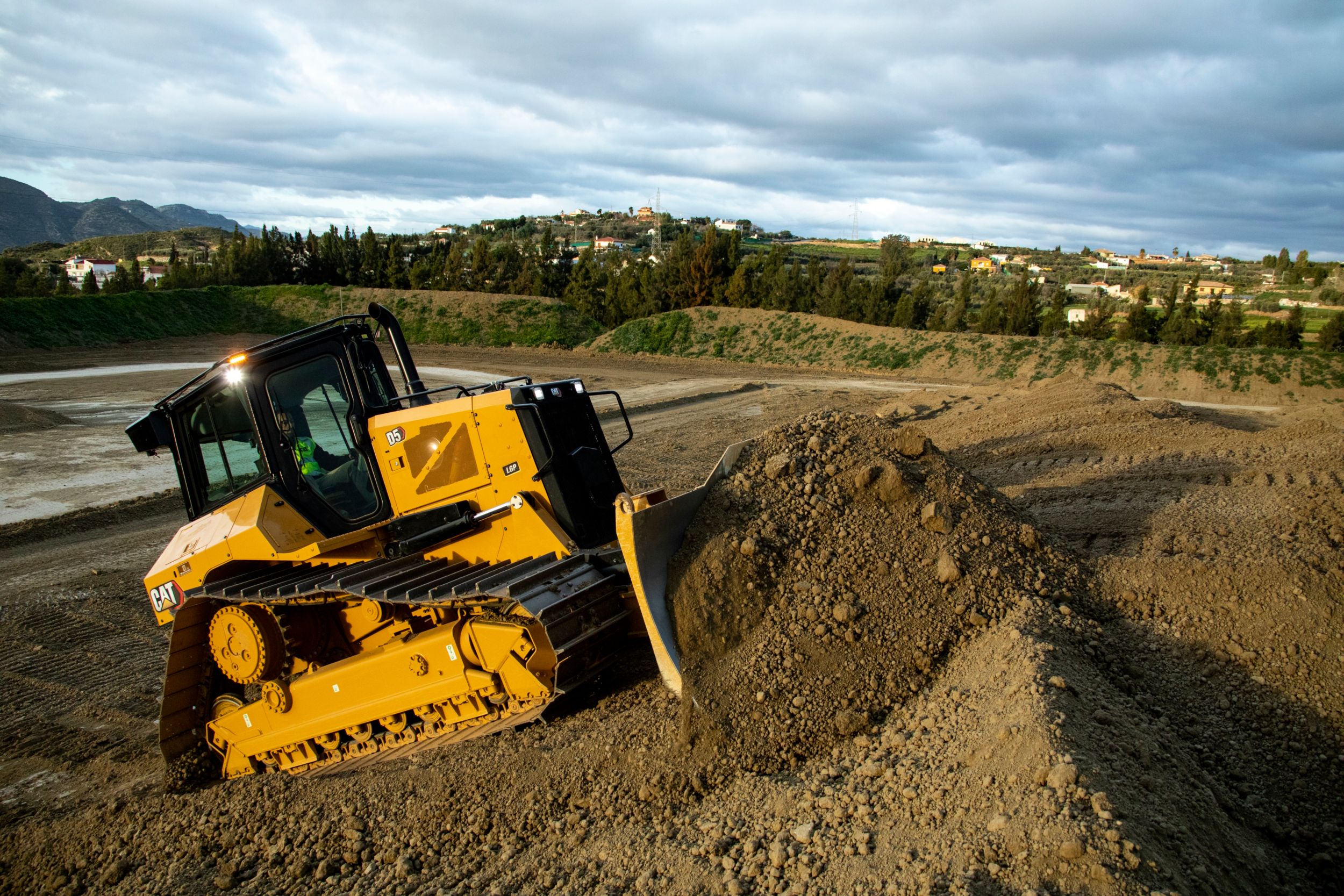 Машинист бульдозера пермь. Бульдозер Cat d5. Машинист бульдозера. Машинист бульдозерист. Профессия бульдозерист.