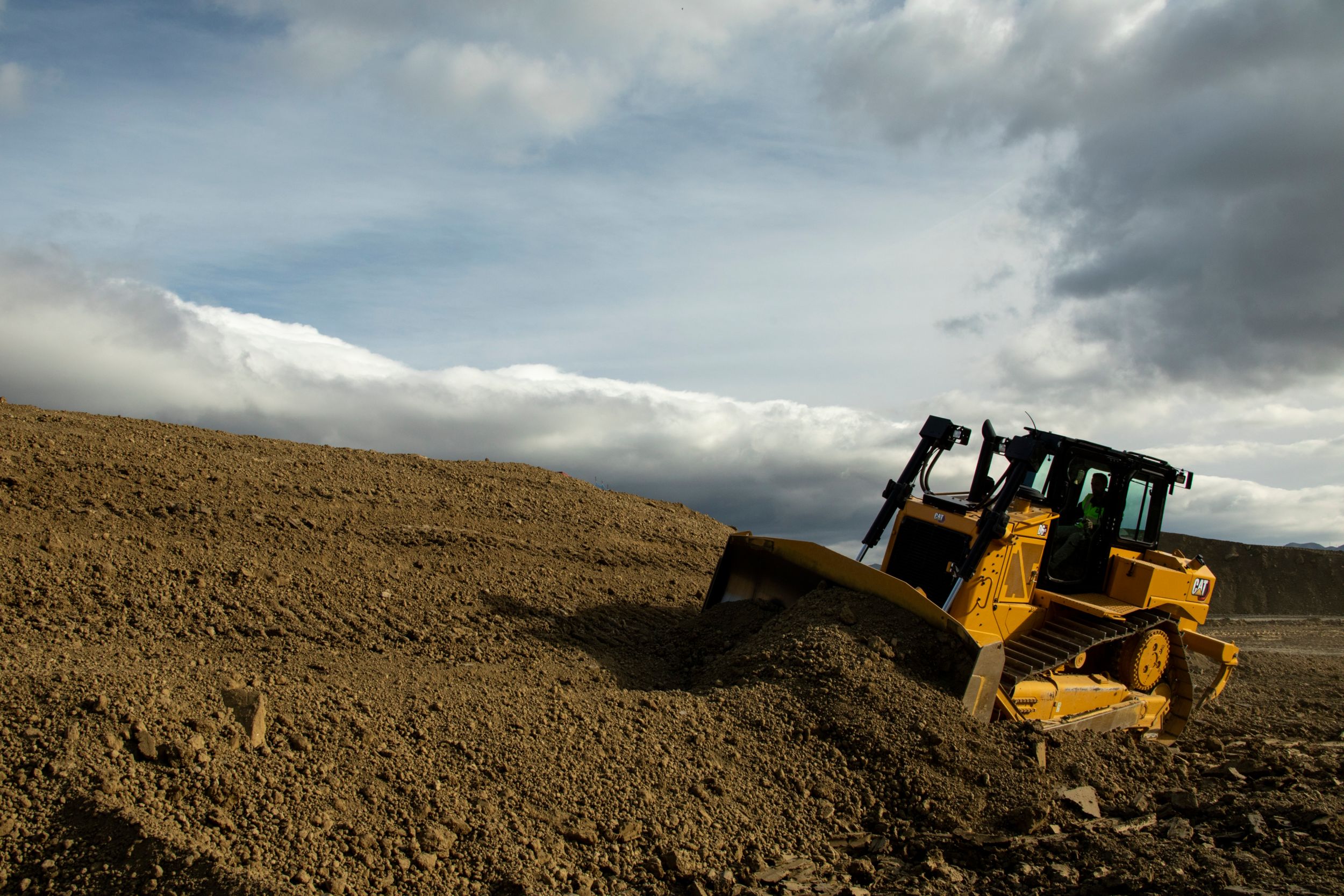 Reunión de clientes con el distribuidor en un lugar de trabajo