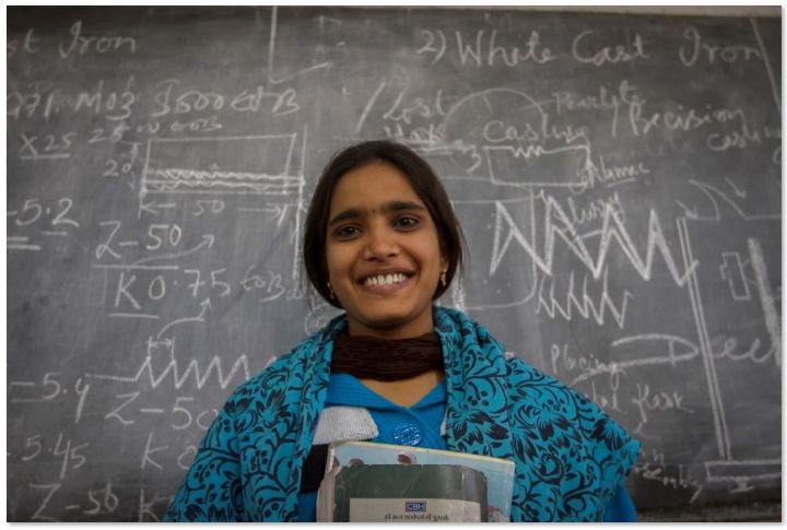 Mulher na frente do quadro-negro