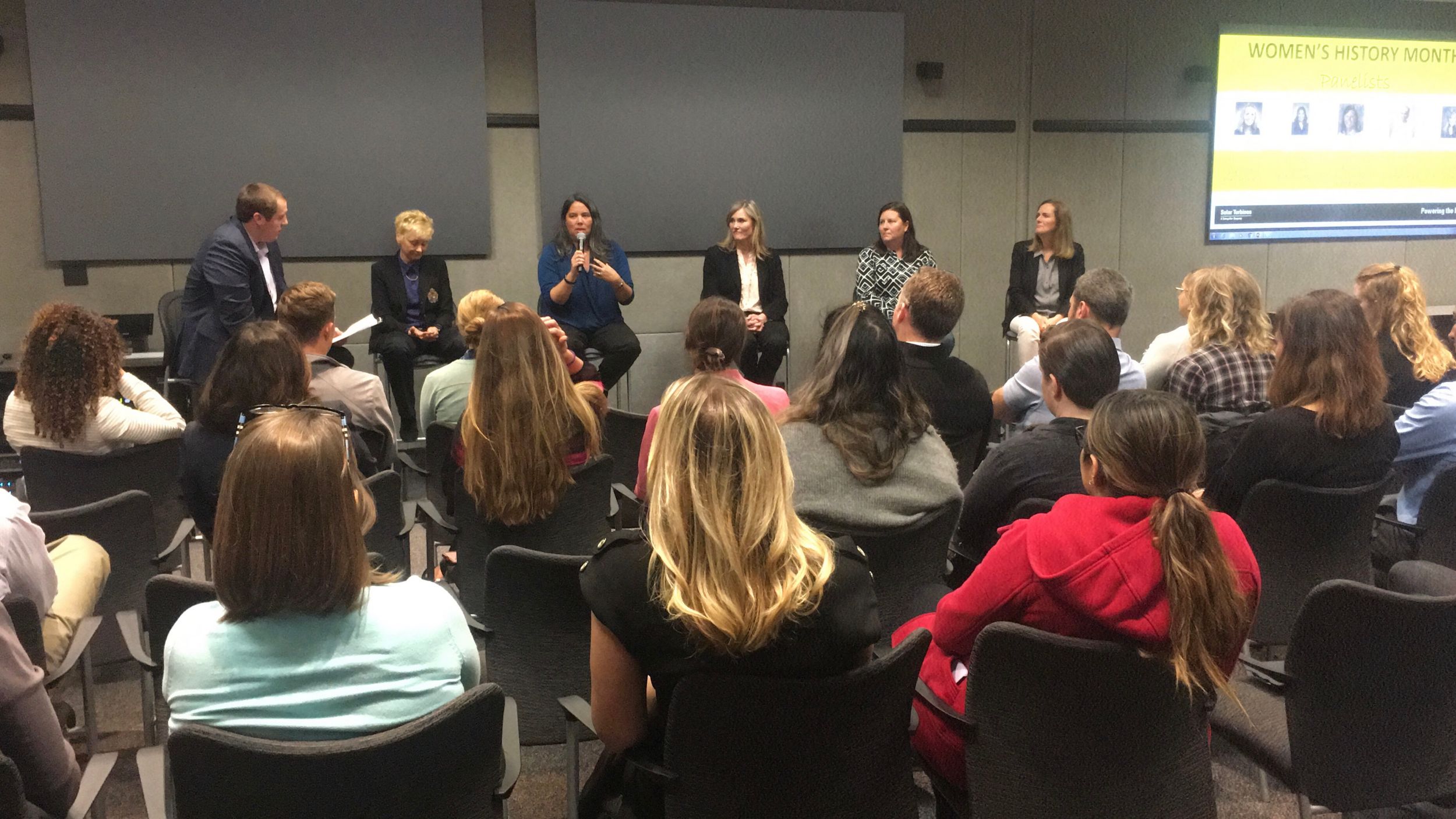 Las mujeres de Solar en el panel de Solar Turbines