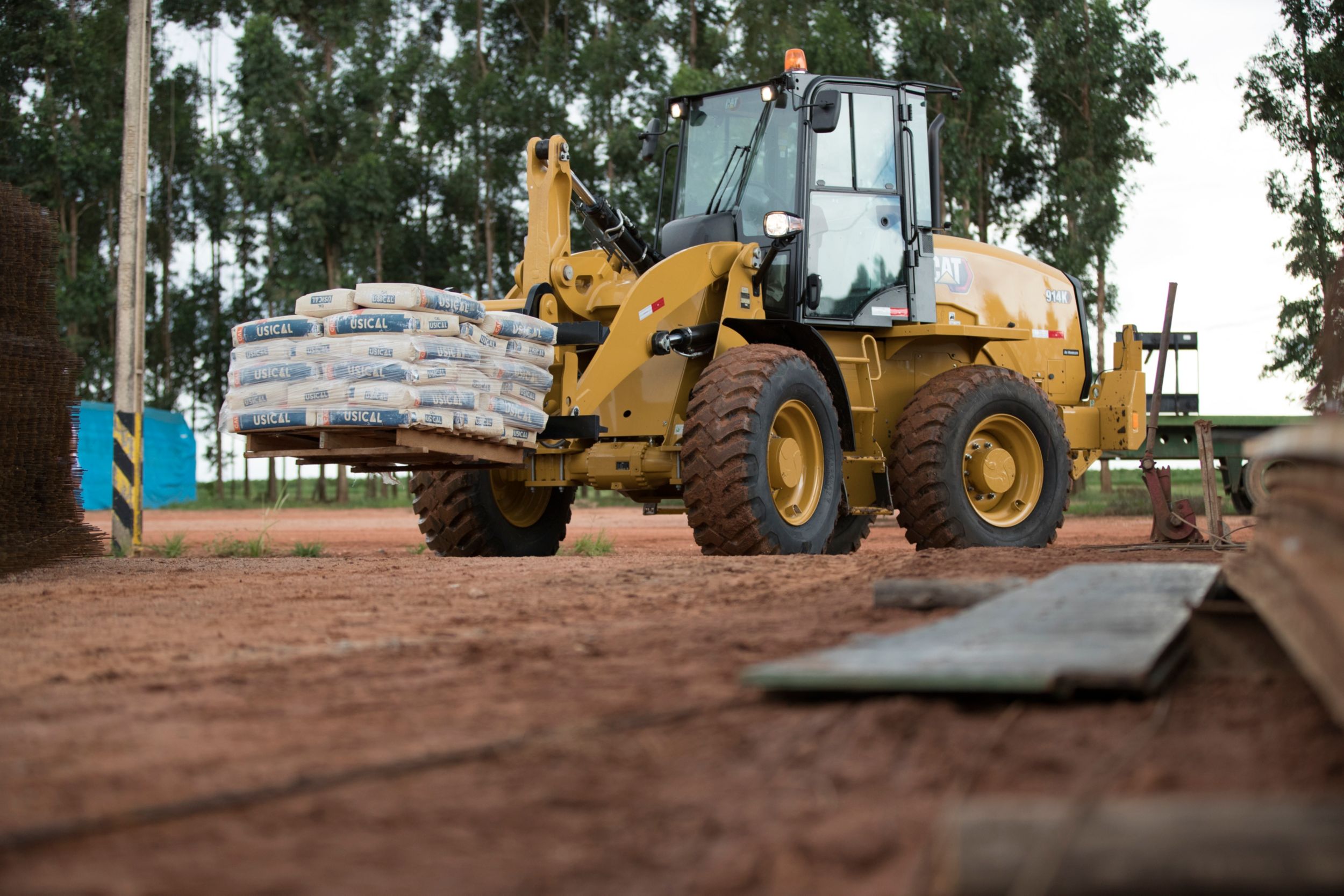 Articulação da Pá-carregadeira com Levantamento Paralelo