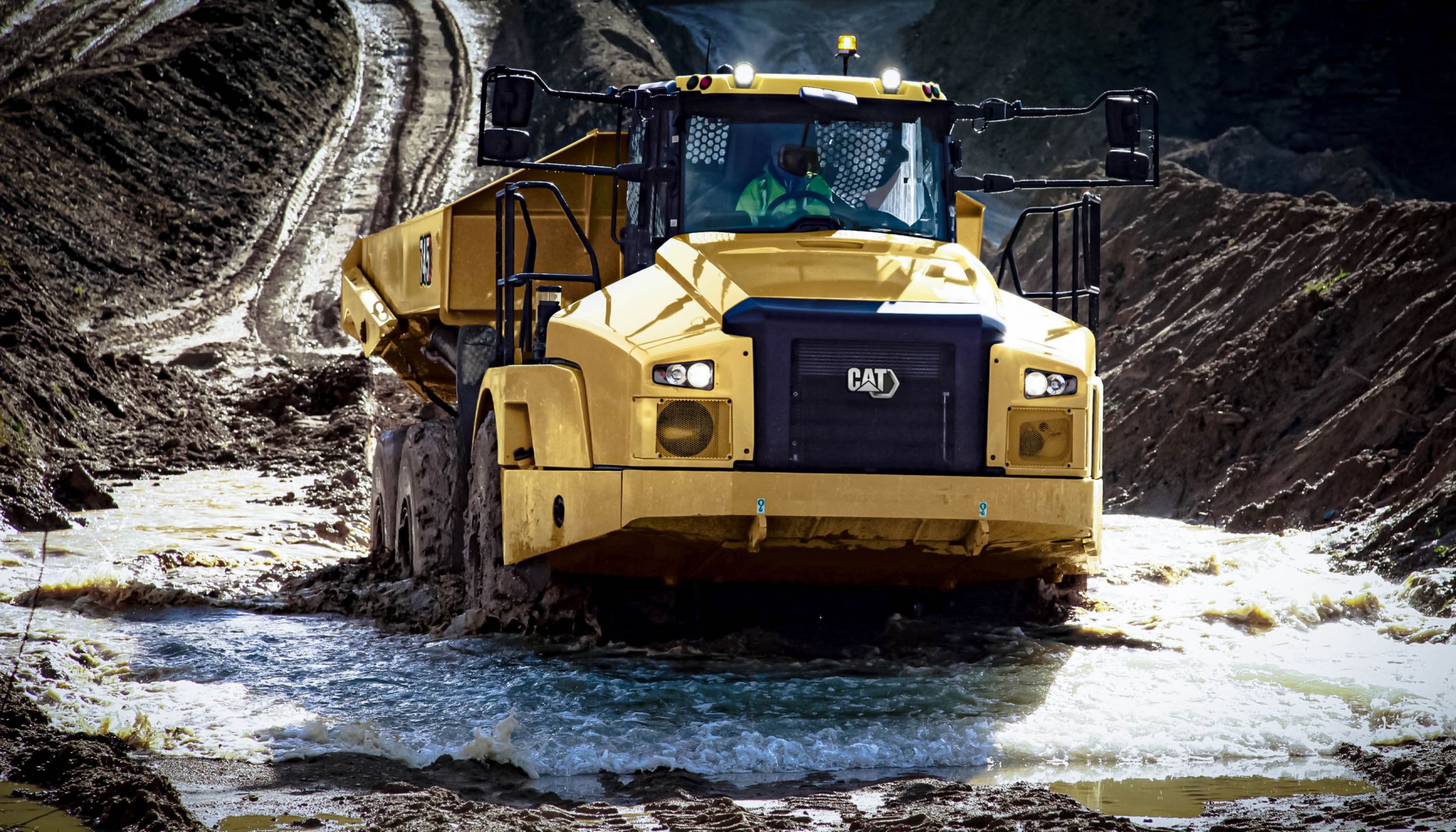 Caterpillar 745: andamos no caminhão articulado que mede duas Ram 3500