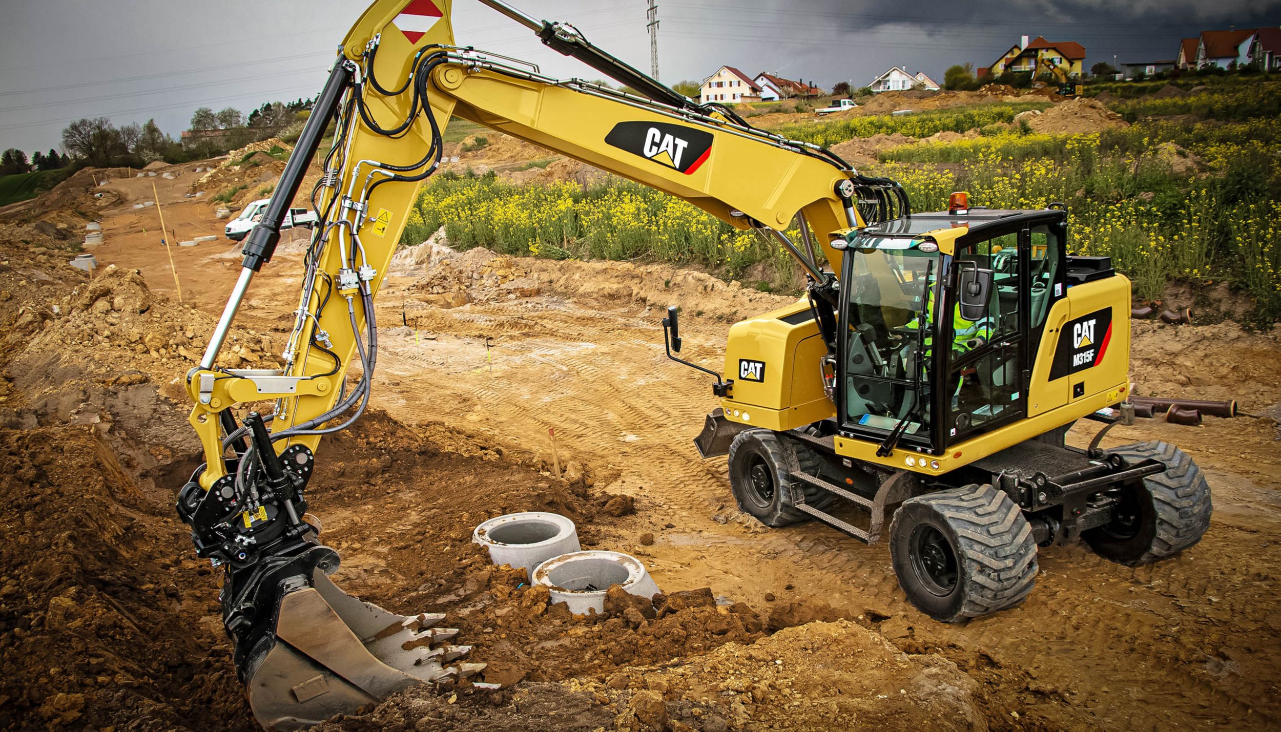 M315F som gräver med en tiltrotator