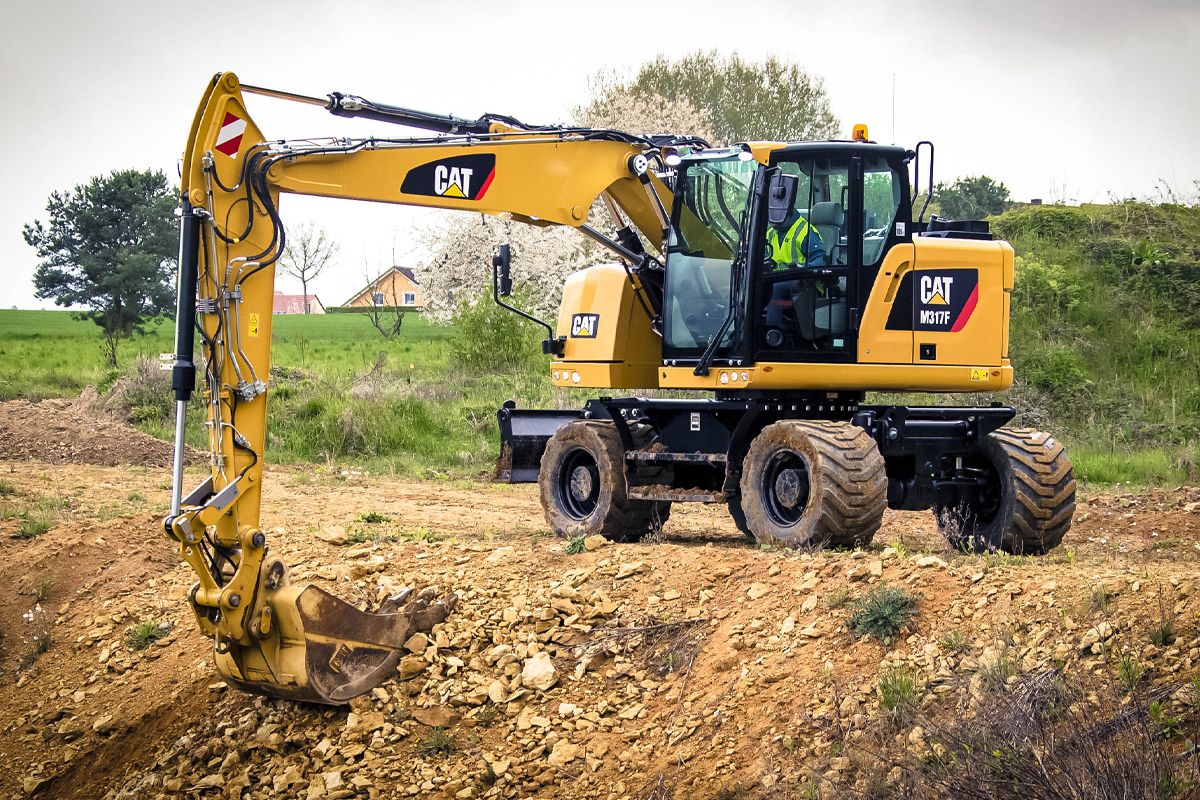 Koparka M317F podczas kopania przy użyciu łyżki ogólnego przeznaczenia