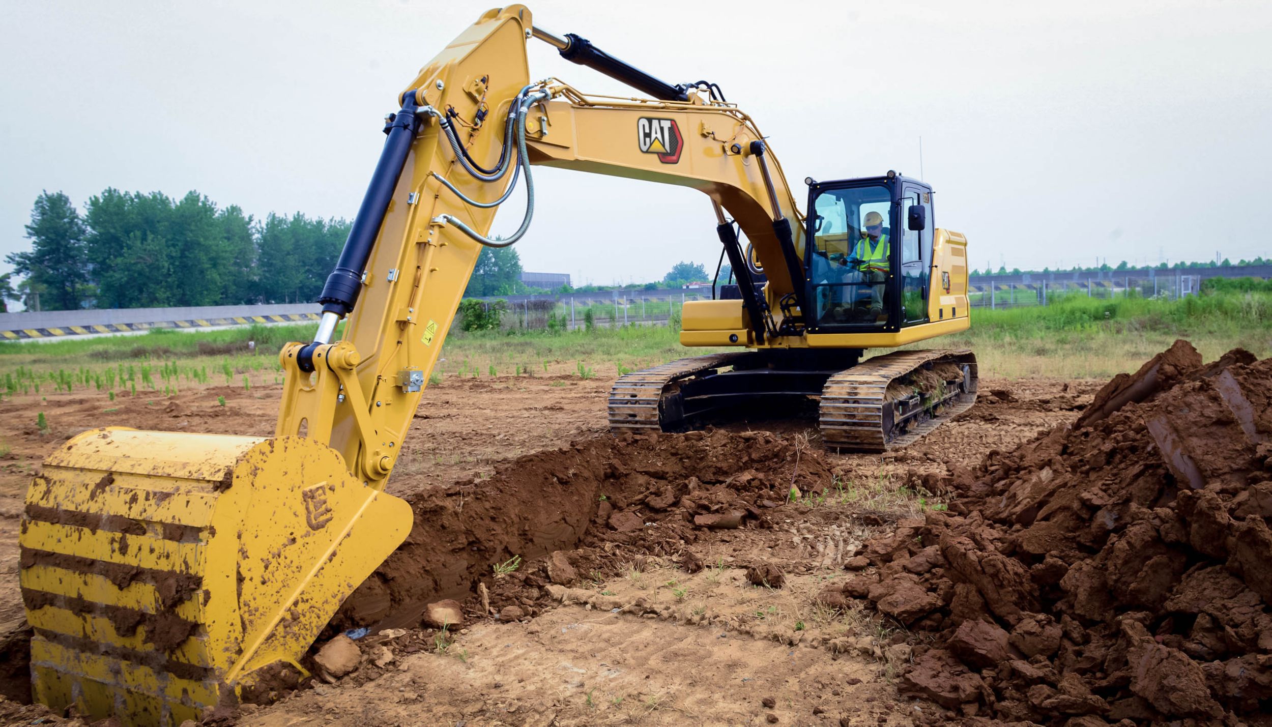 323 digging with a Heavy Duty Bucket>