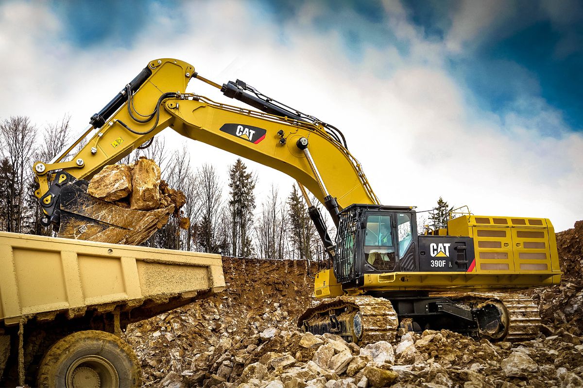 390F modeli, Çok Ağır Hizmet Tipi Kovayla bir kamyona kaya yüklüyor