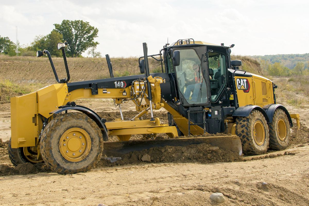 Równiarka samobieżna Cat 140 AWD