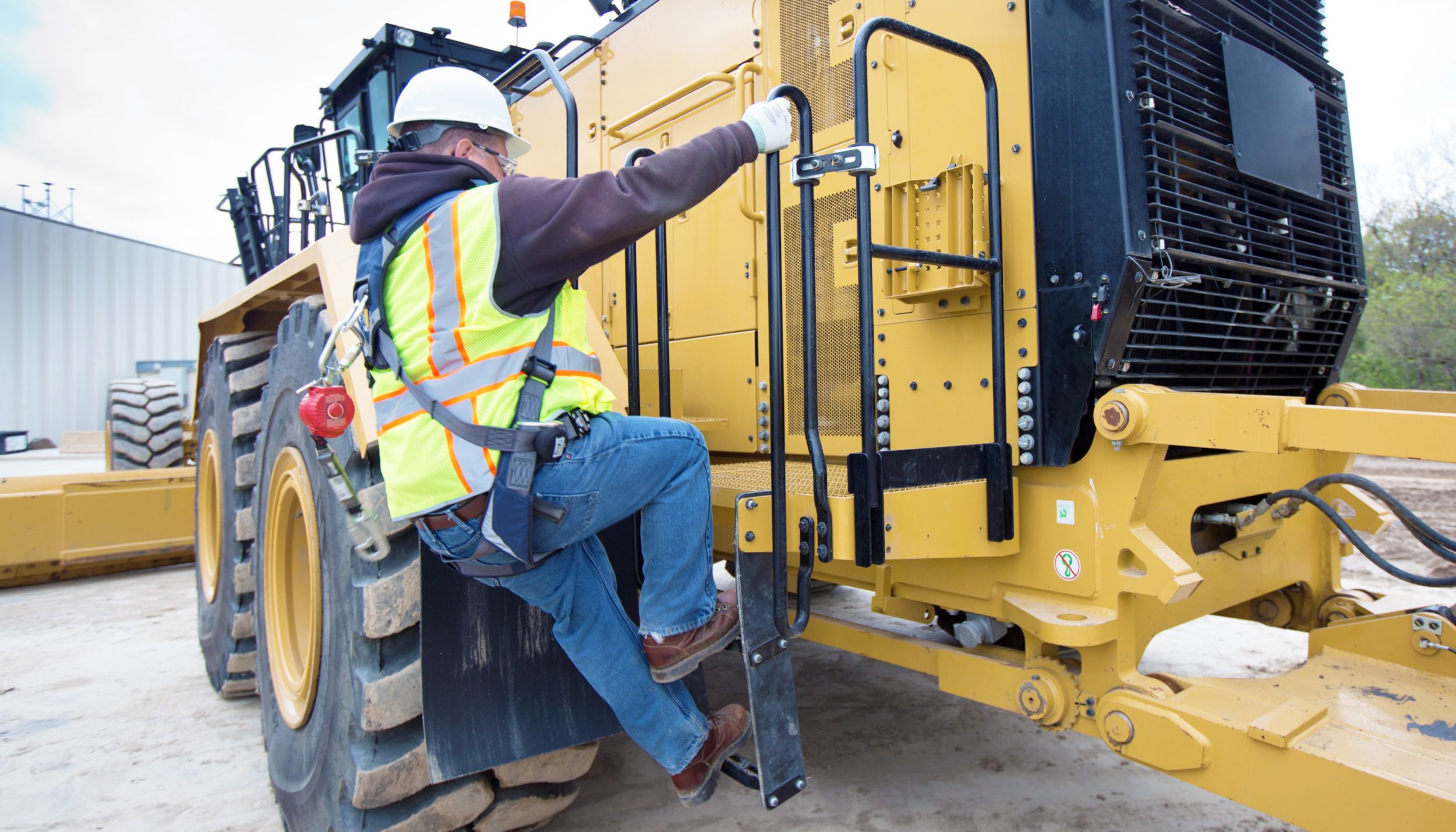 Cat 24 Motor Grader - ENSURING A SAFE JOB SITE