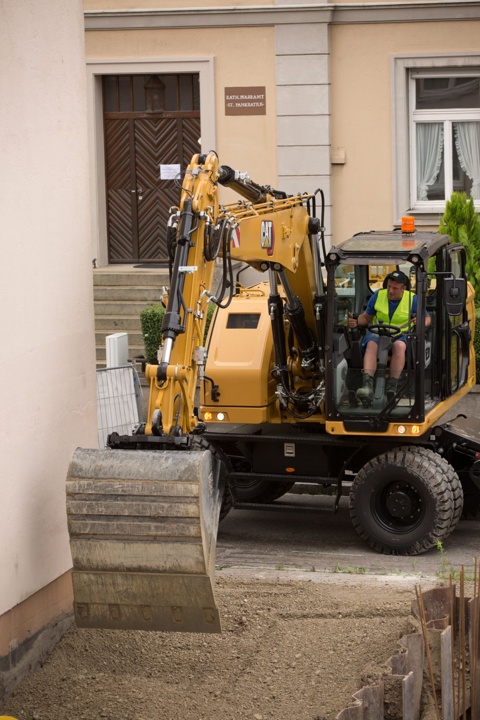 Koparka kołowa M314 podczas zasypywania wykopu