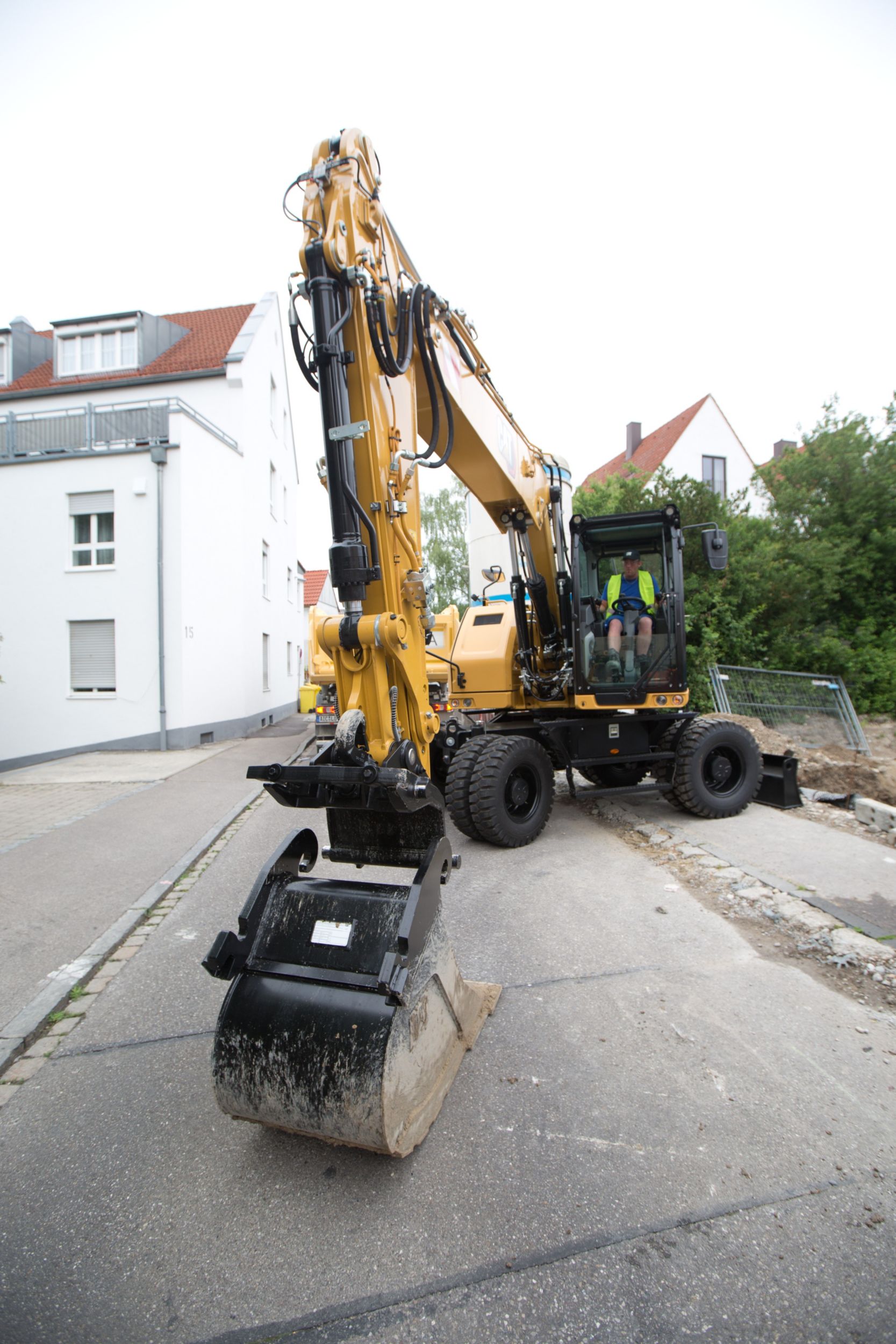 M314 changing out bucket on the job