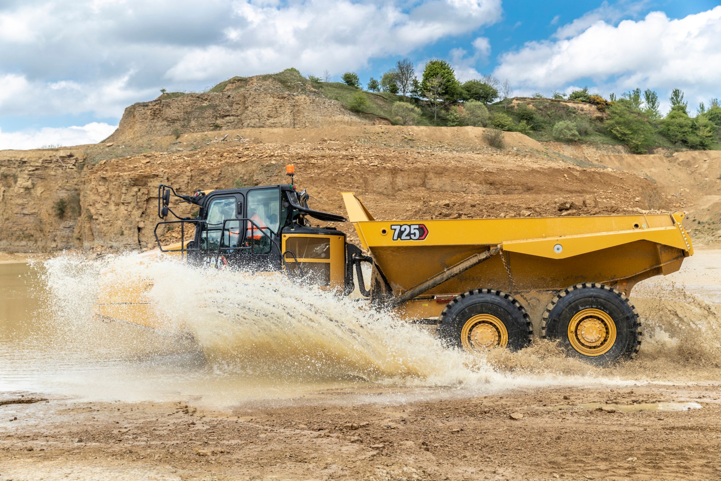 Dumptruck 725 door het water