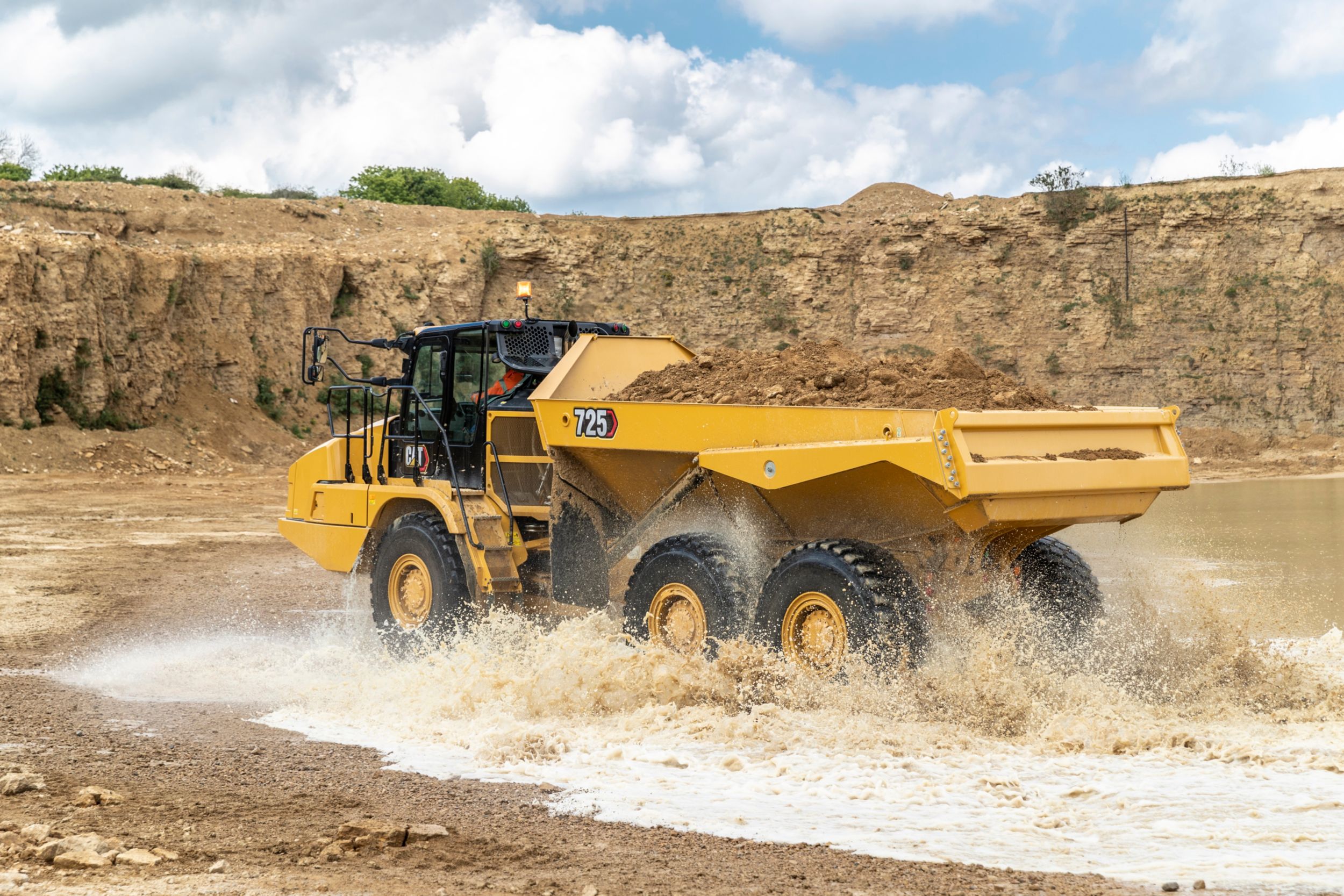 Dumptruck 725 rijdt door modder