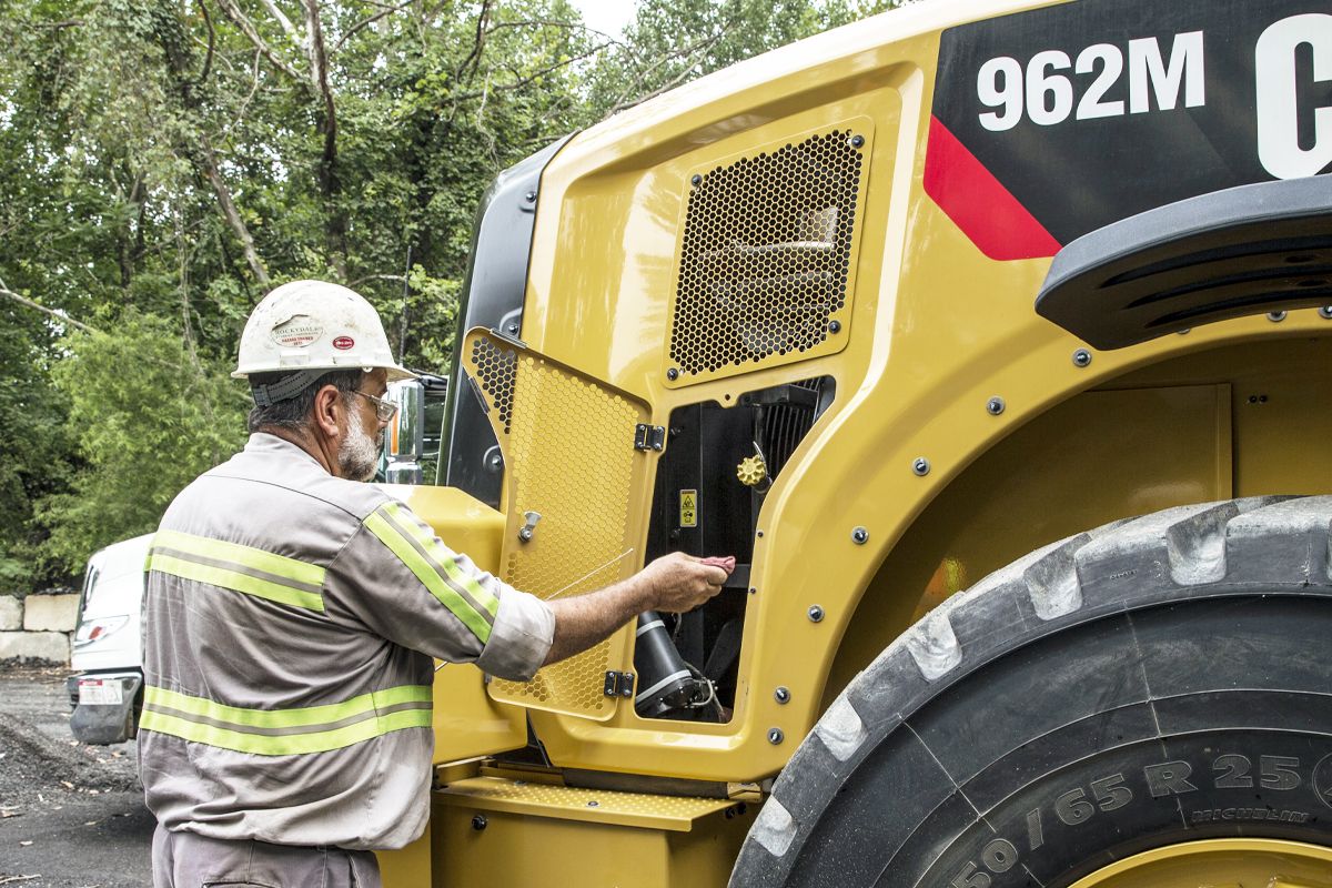 Obsługa serwisowa średniej ładowarki kołowej 962M