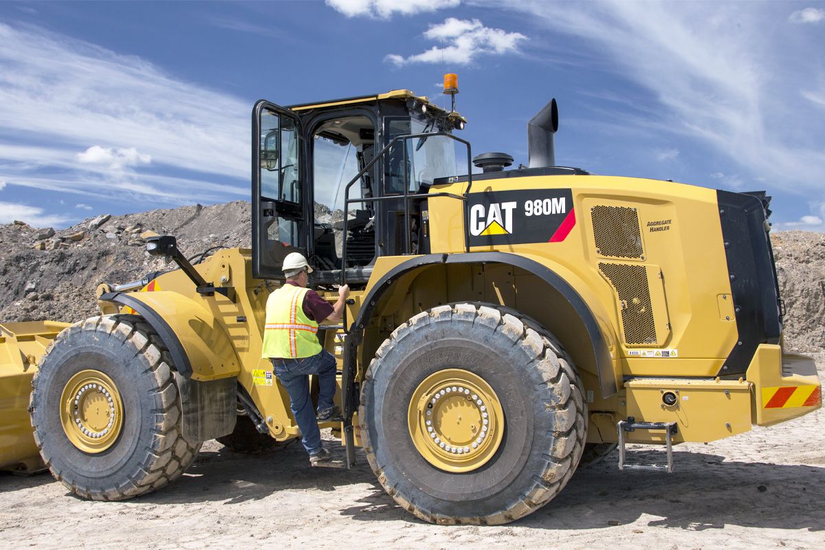 Купить погрузчик катерпиллер. Фронтальный погрузчик Caterpillar 980l. Caterpillar 980 погрузчик. Погрузчик Cat 980. Погрузчик колесный Катерпиллар 966l.