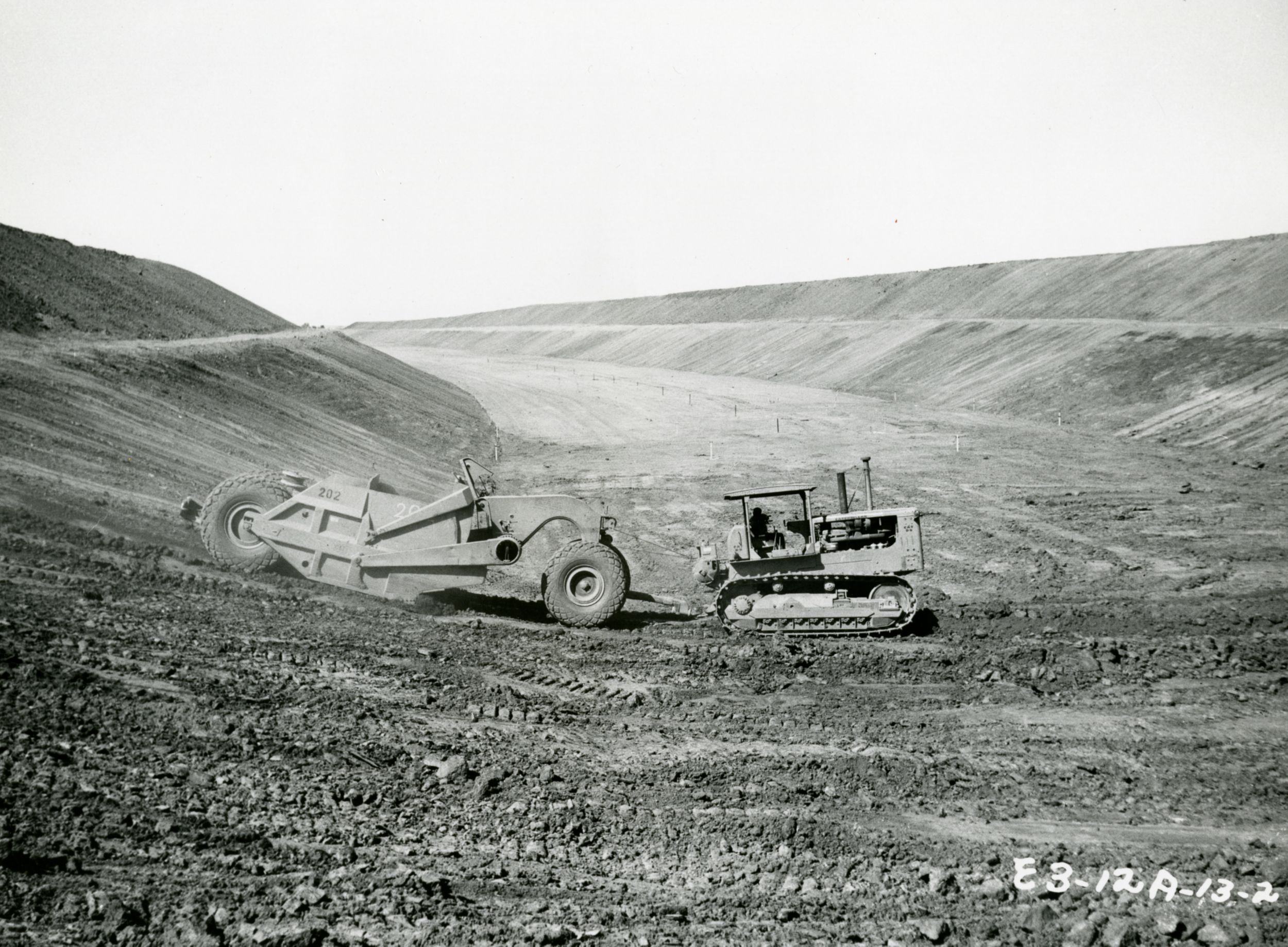 As máquinas Cat ajudam a construir a Barragem de Kainji na Nigéria, 1964.