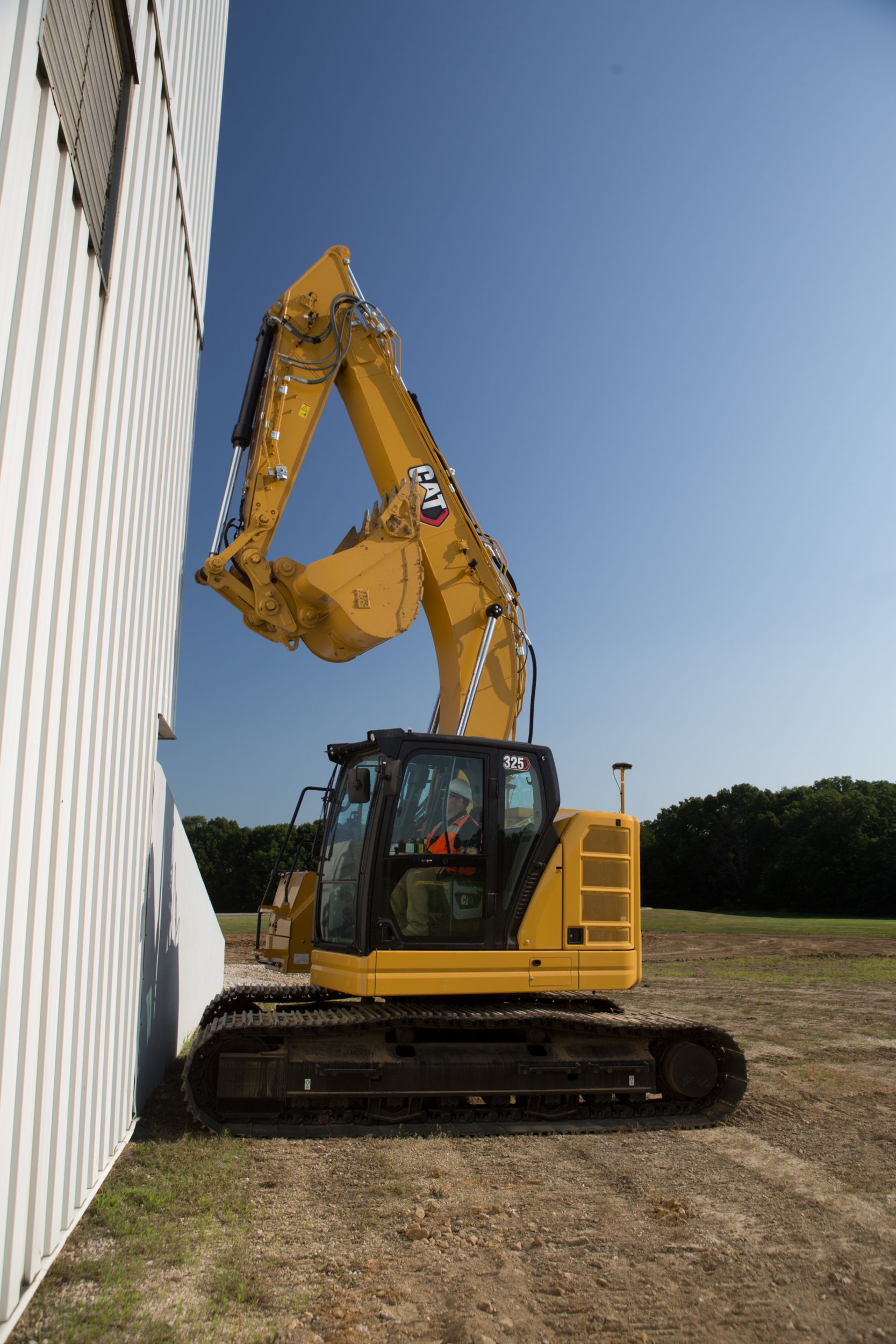 325 Hydraulic Excavator compact radius for working in tight spaces