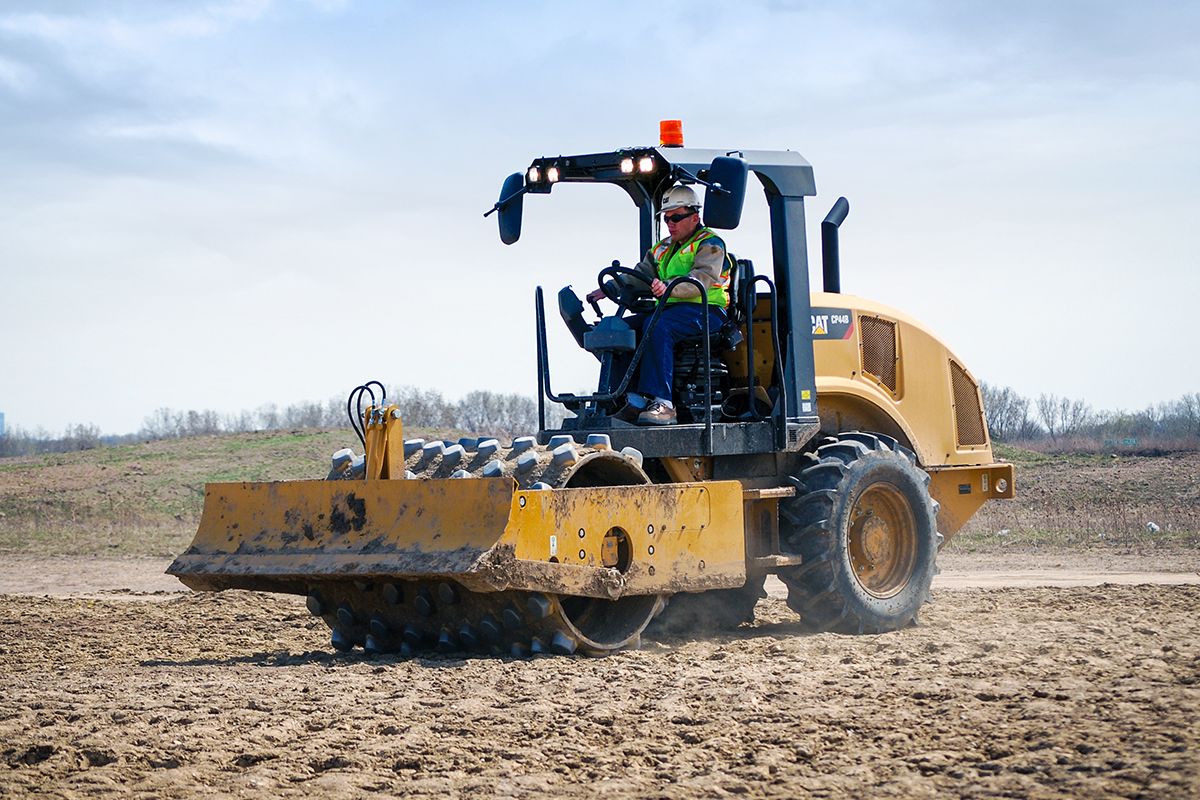 Compactador de Suelos Vibratorio CS54B, Cat