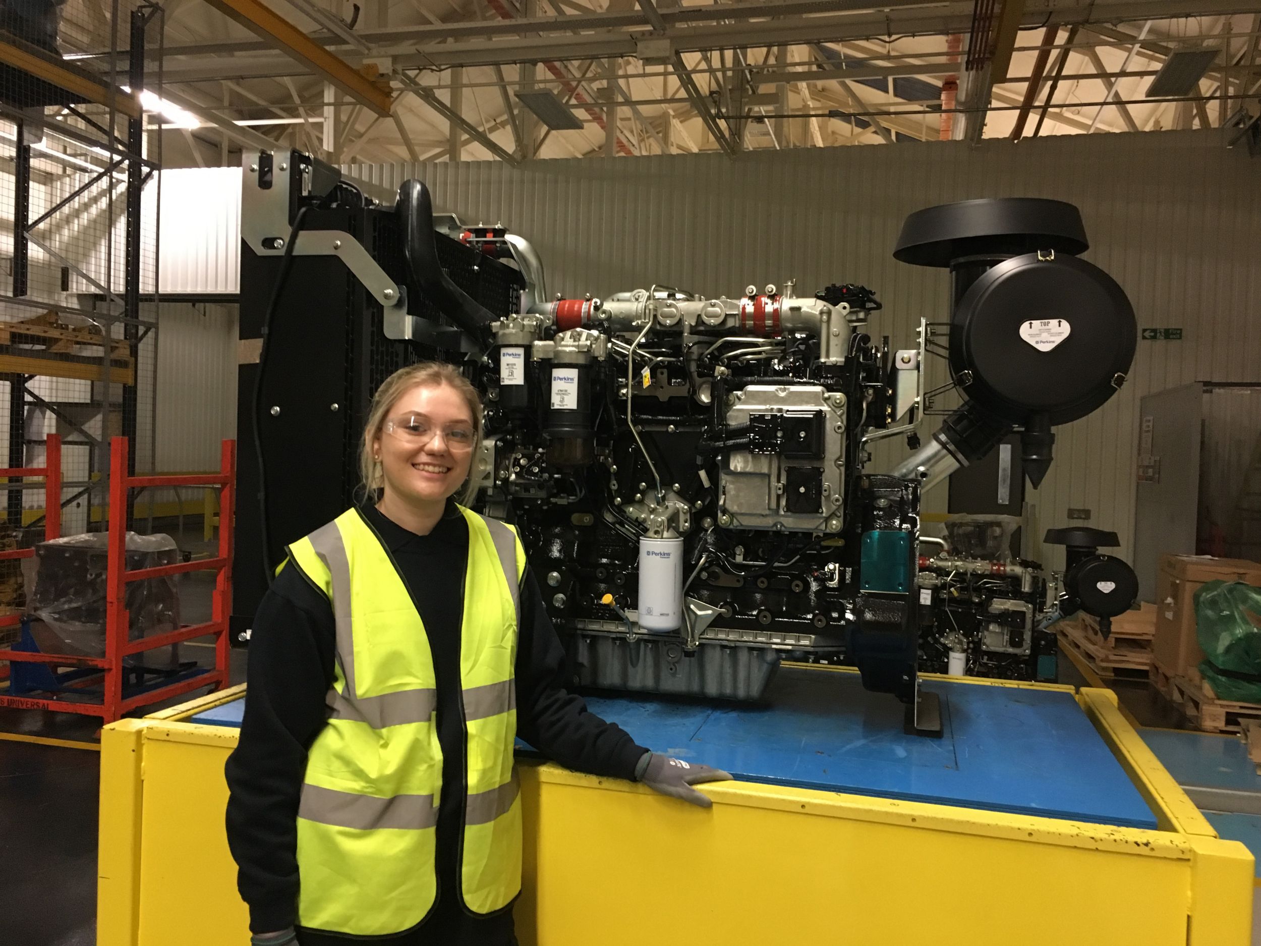 Zoe Leeder, stażystka z Peterborough, która niedawno uzyskała uprawnienia zawodowe w dziedzinie zaawansowanej inżynierii produkcji