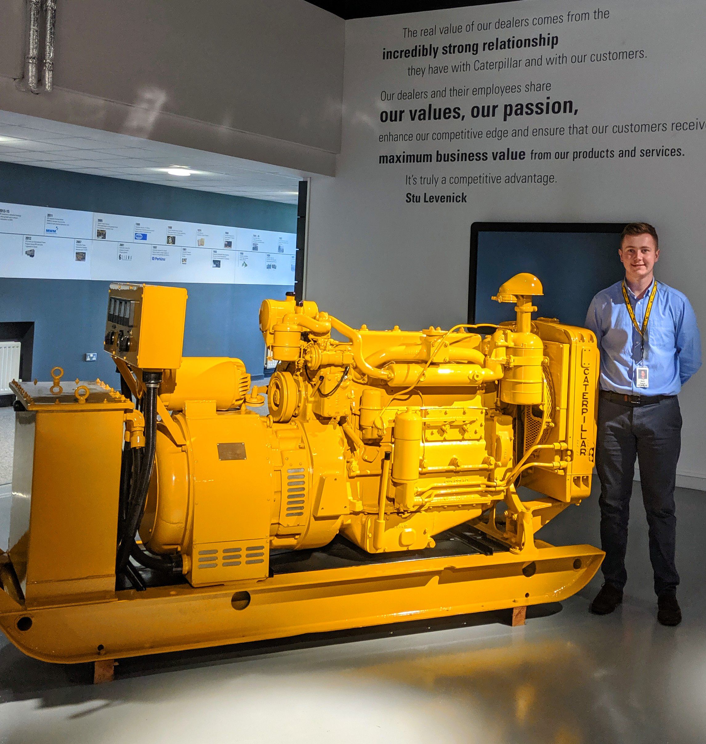 Mark Harris, stażysta na kierunku zarządzania łańcuchem dostaw, w centrum obsługi odwiedzających w zakładzie Caterpillar w Larne.