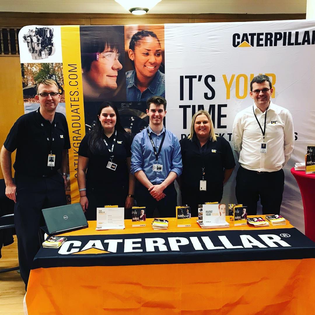 Grupa pracowników Caterpillar NI na uniwersyteckich targach pracy