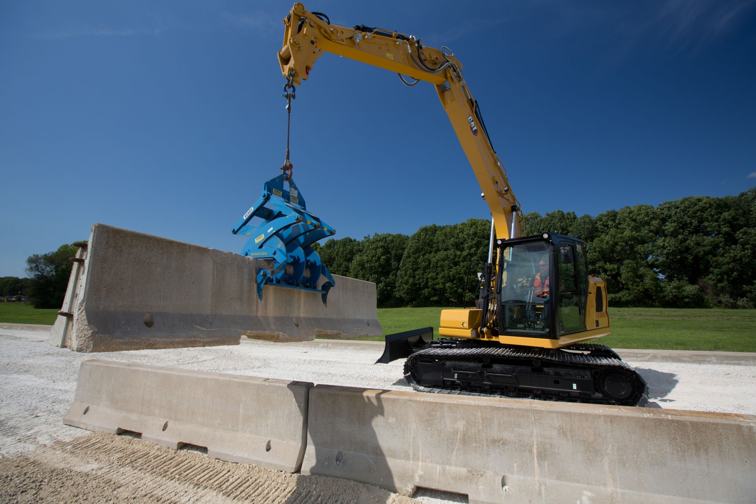 Betonnen wegafzettingen hijsen met de 313