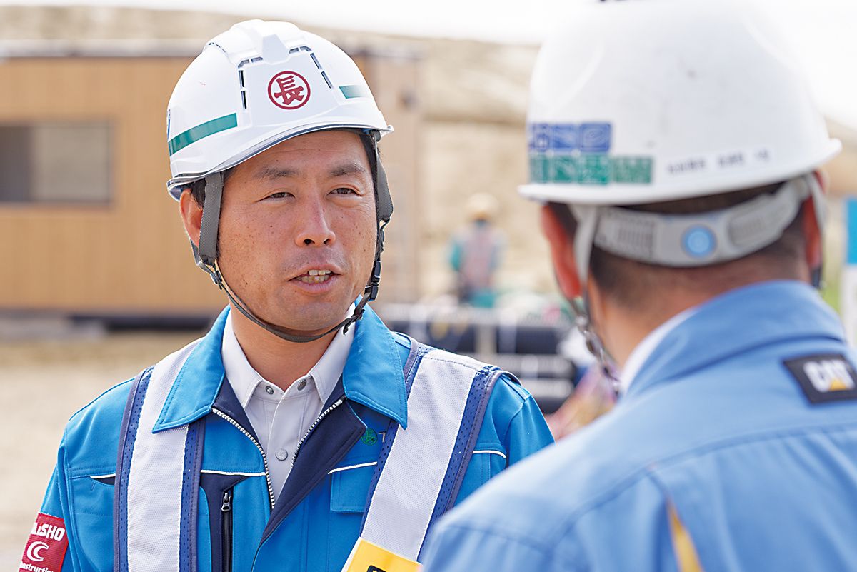 現場で話をする顧客と販売店担当者