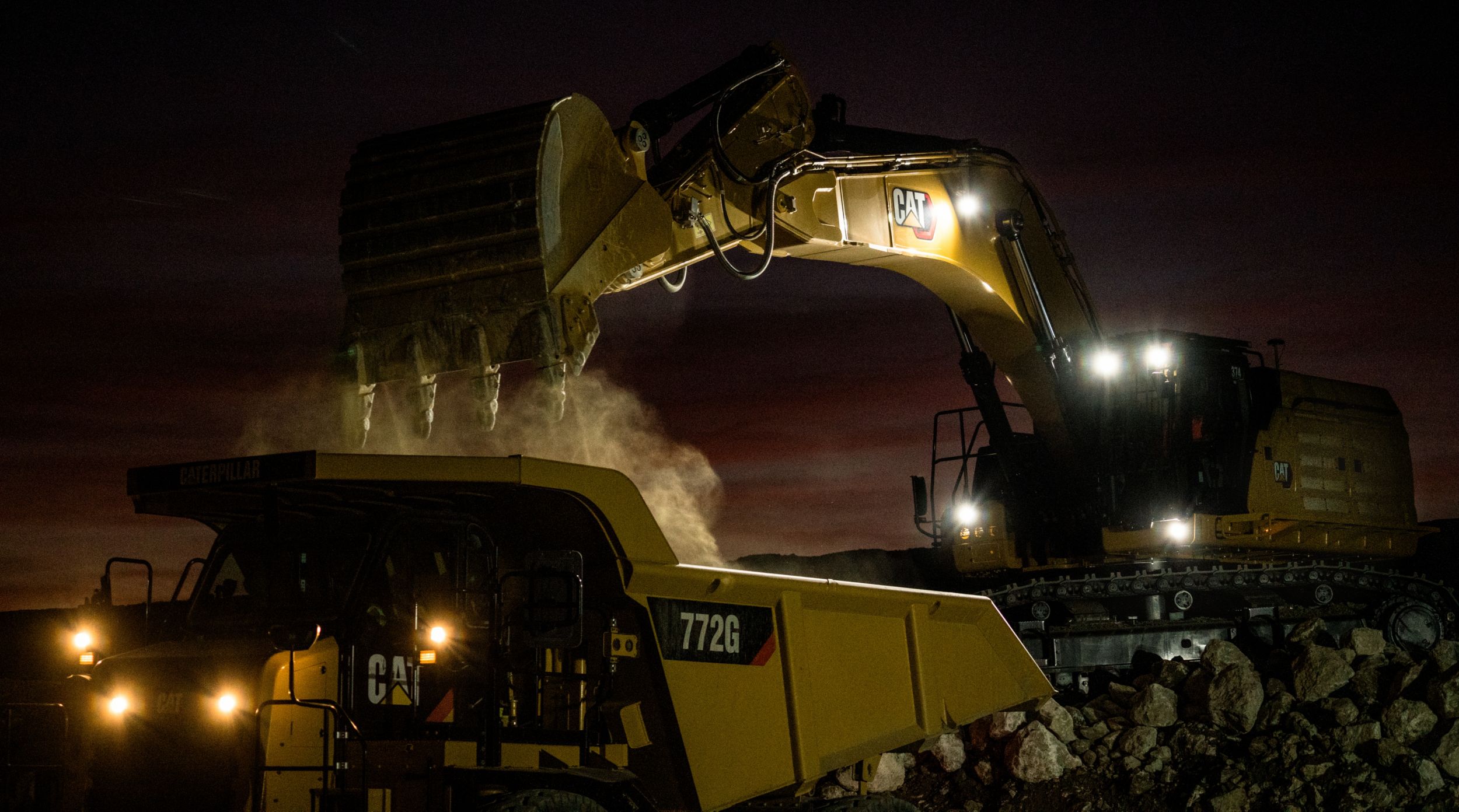 La pelle hydraulique Cat374 et le tombereau de chantier 772 forment un duo idéal dans des conditions de production intensive.