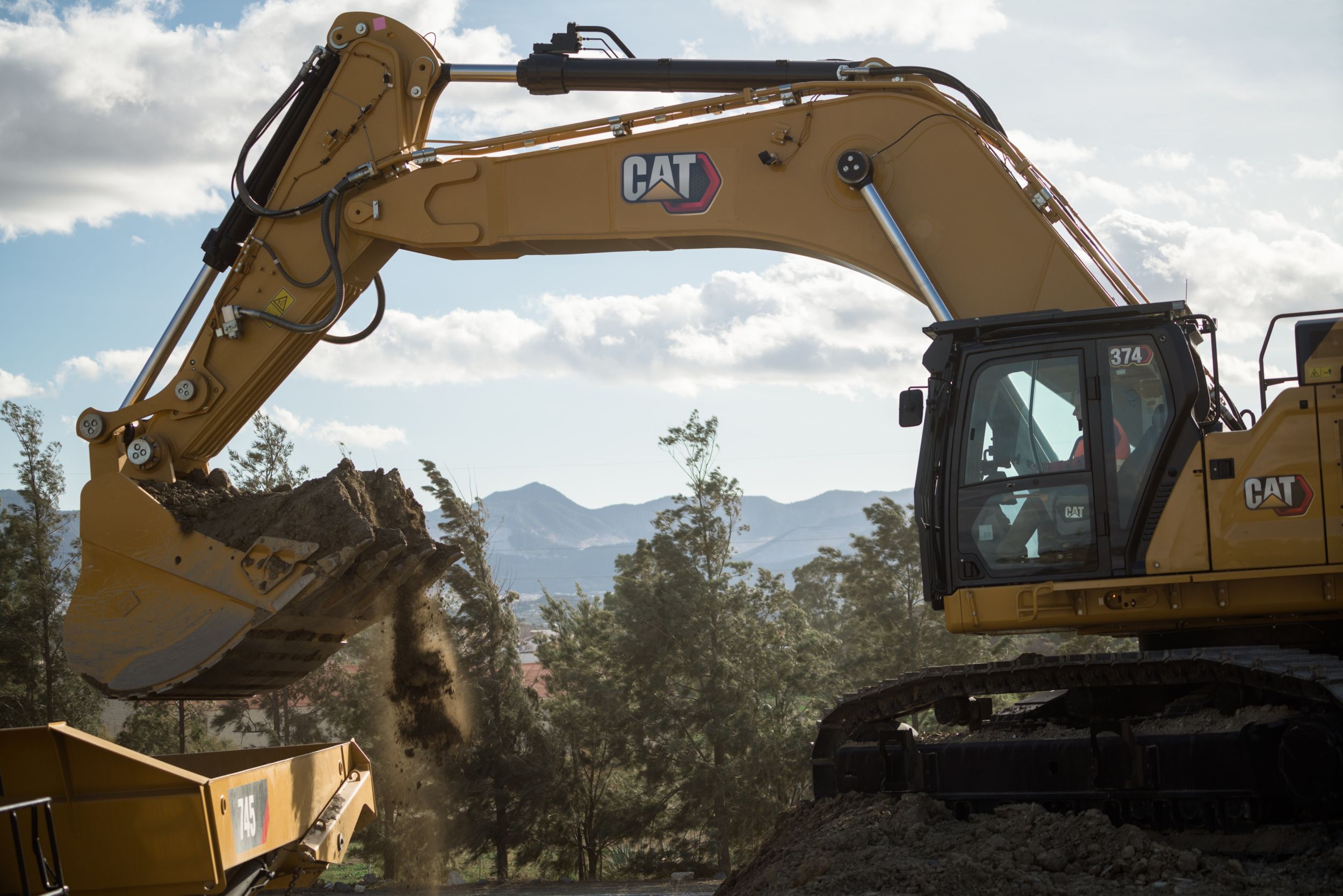 Całkowicie nowa kabina zastosowana w koparce hydraulicznej Cat 374 umożliwia operatorowi wygodną i wydajną pracę.