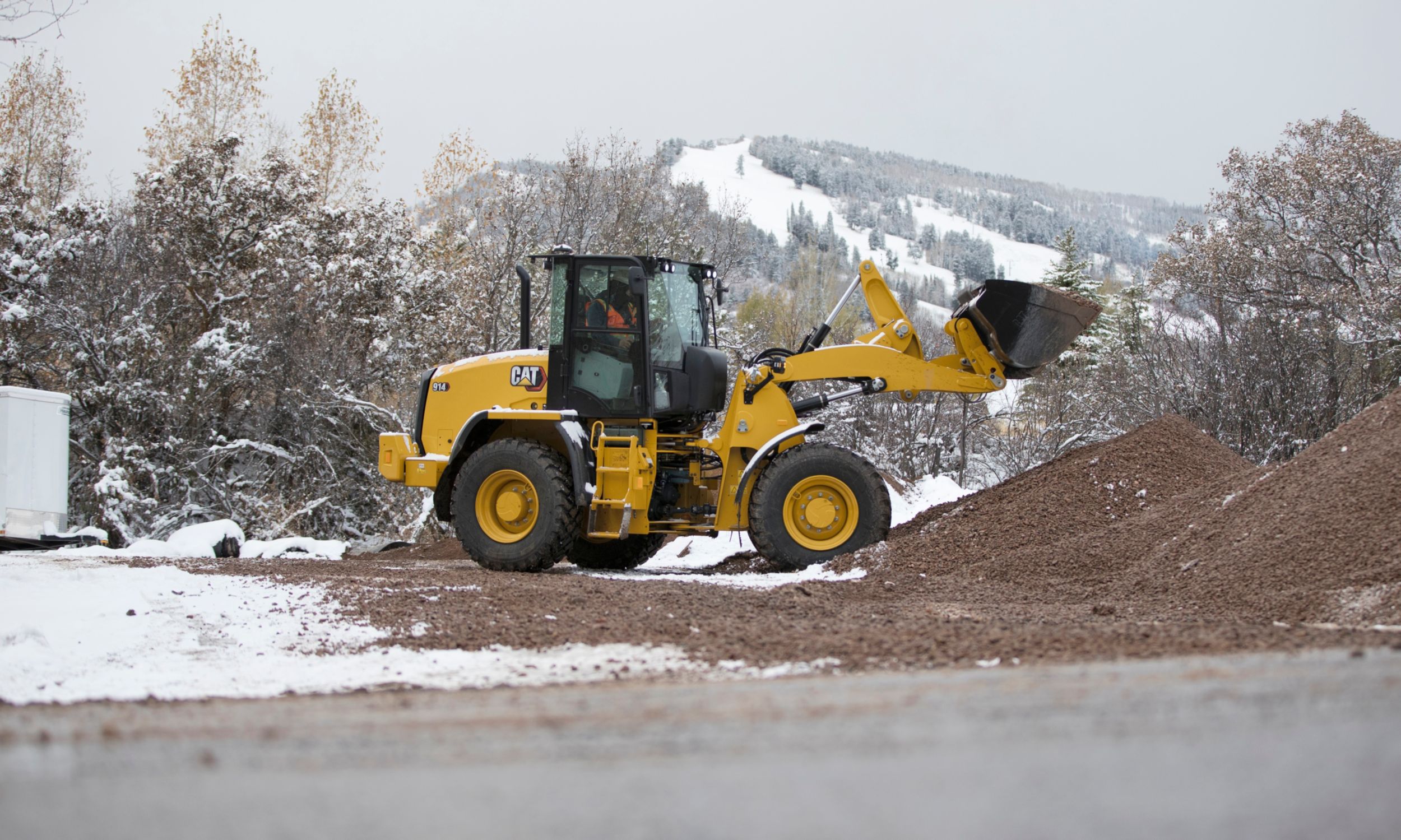 The 914 Compact Wheel Loader.