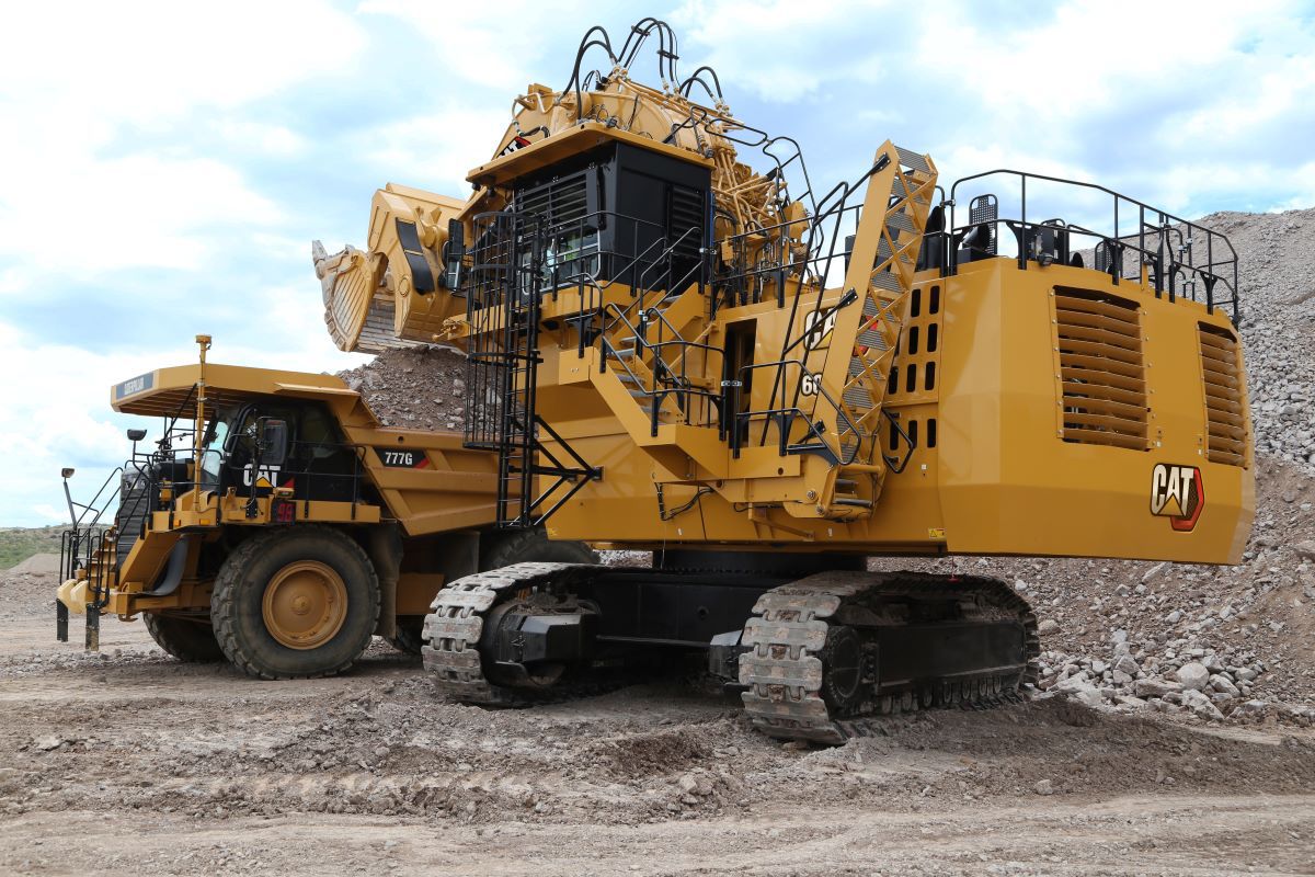 Cat 6030 Lepelschop bezig met laden van Cat 777G