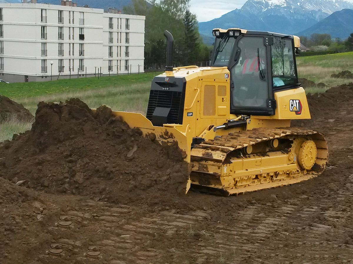 Un Tracteur D4 avec train de roulement à faible pression au sol réalise des opérations de nivellement sur des matières plus humides