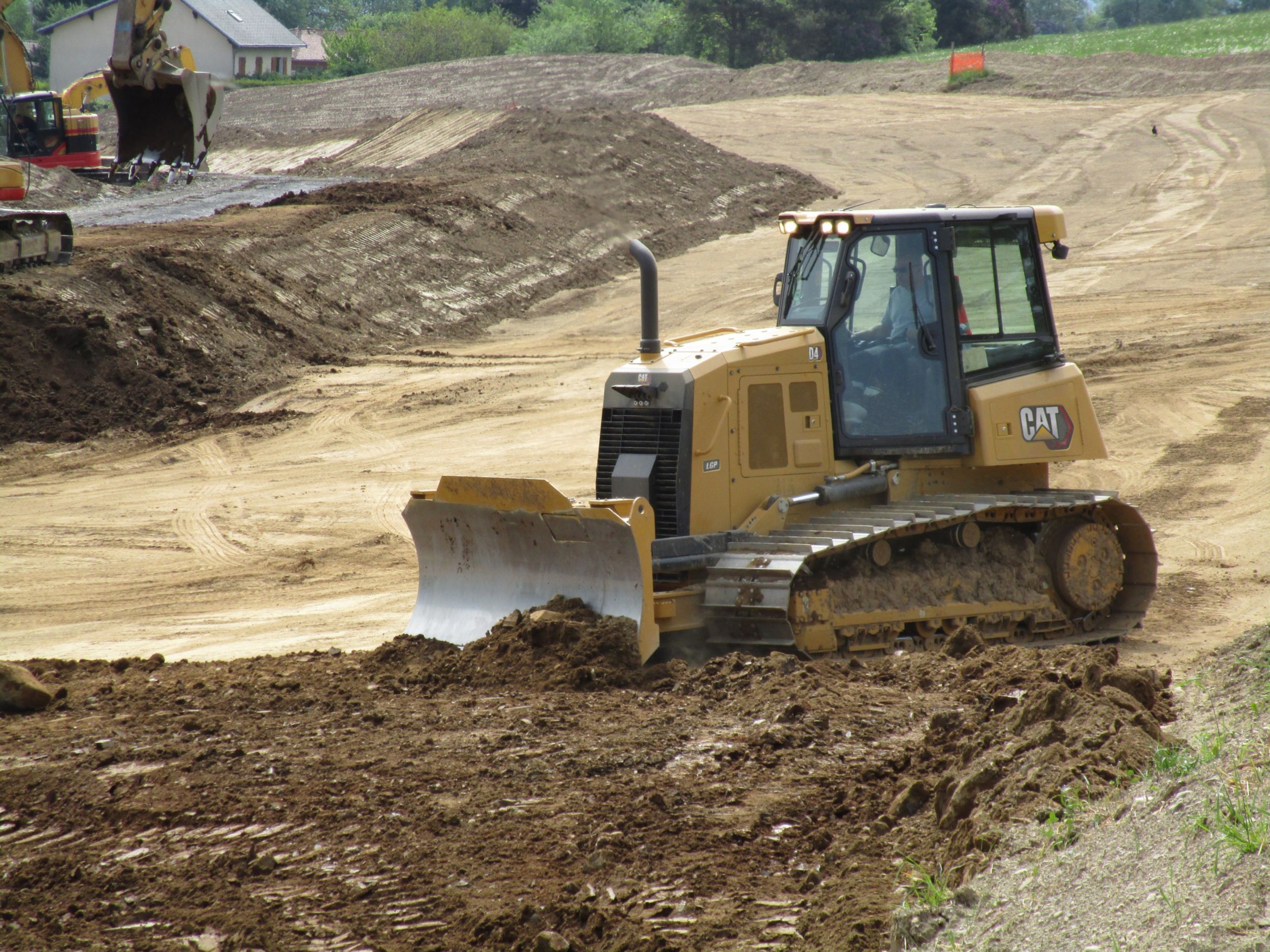 Le Tracteur D4 en pleine opération de construction de routes dans le cadre d'un projet de construction résidentiel
