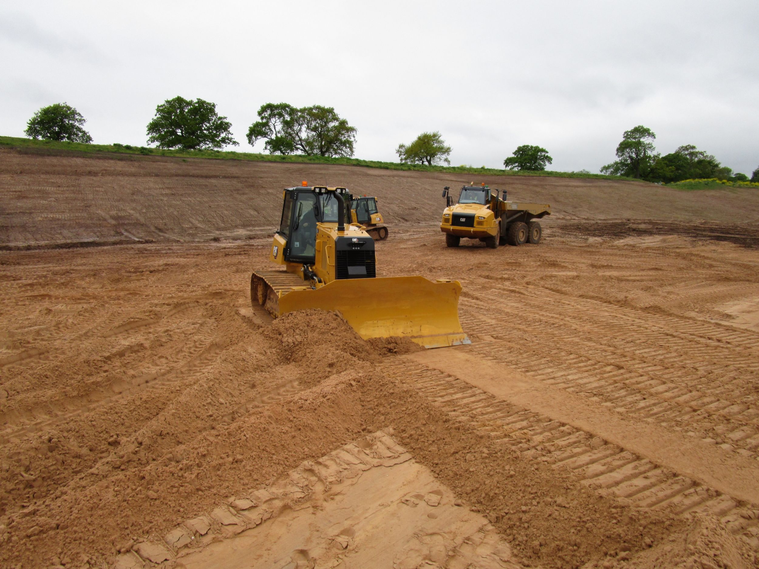 Tracteur D4 en épandage de matériaux