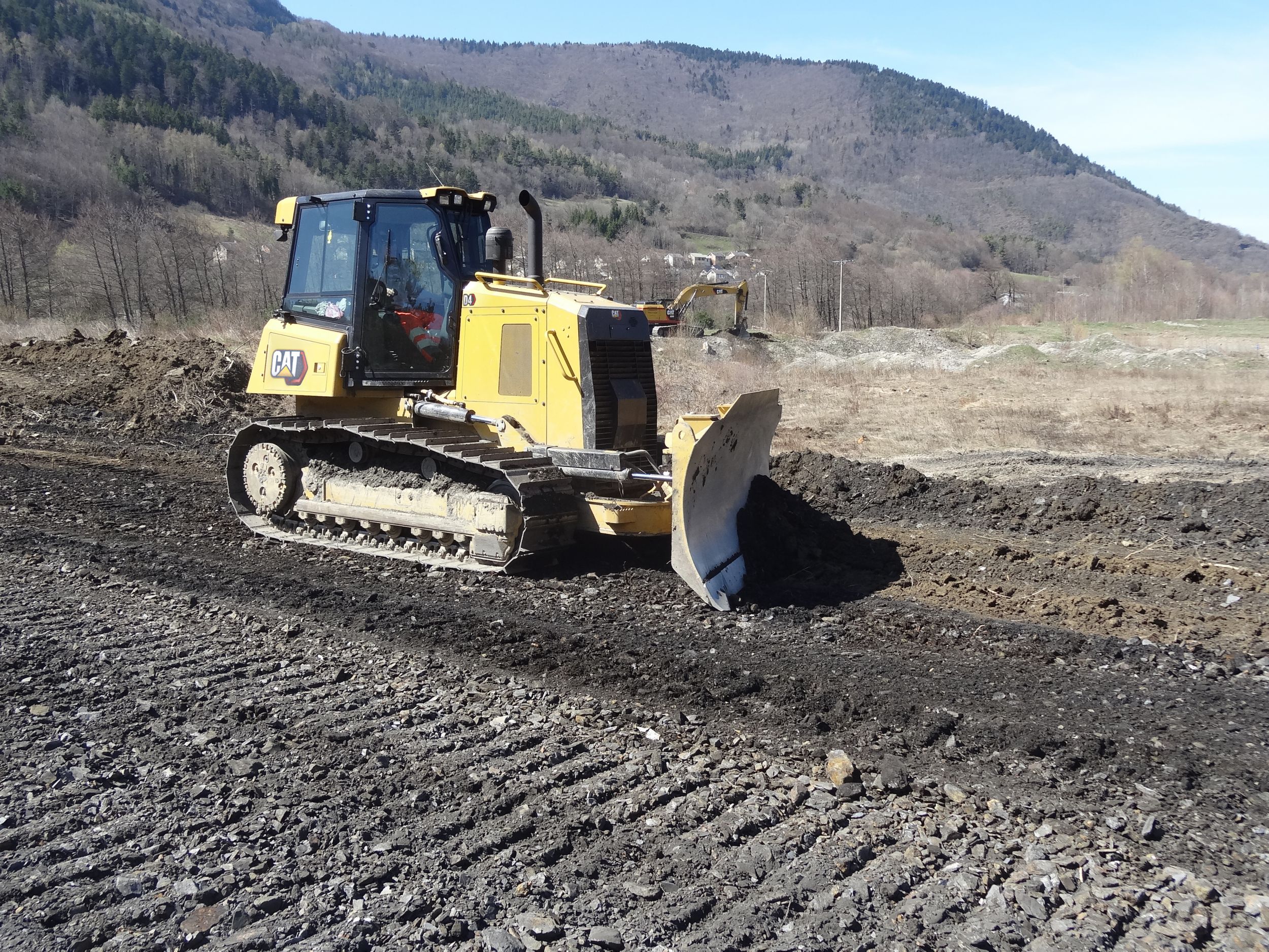 Un Tracteur D4 réalisant des opérations de nivellement de finition