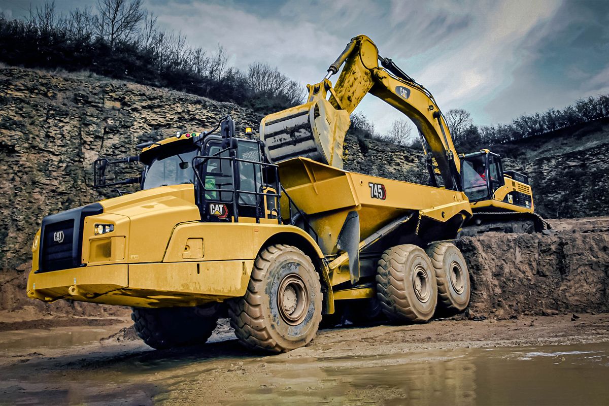 Caterpillar 745: andamos no caminhão articulado que mede duas Ram 3500