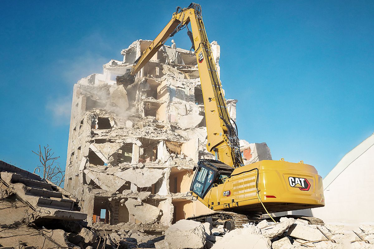 Cat® 352 UHD excavator brings high reaching power, performance, and control to your demolition projects.