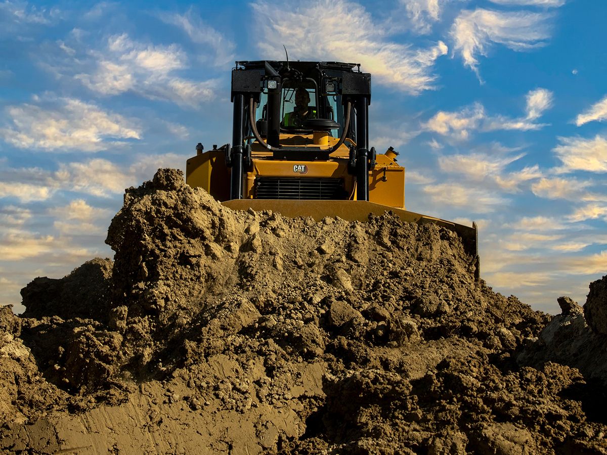 Le Bulldozer D6 GC Cat en train de déplacer des charges lourdes