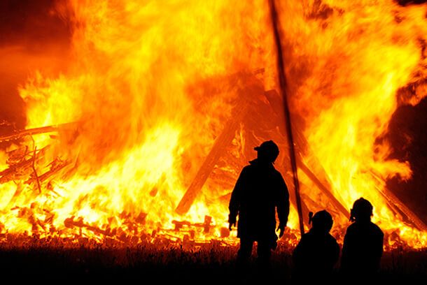 Pessoas em volta do fogo
